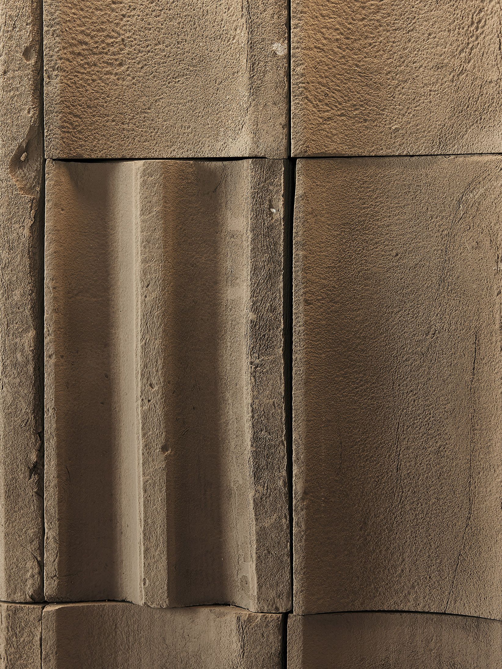 Das historische Steinrelief unterstreicht die authentische Materialität des Benediktiner Weissbräuhaus, die Stephanie Thatenhorst behutsam in ihr Interior-Konzept integriert.