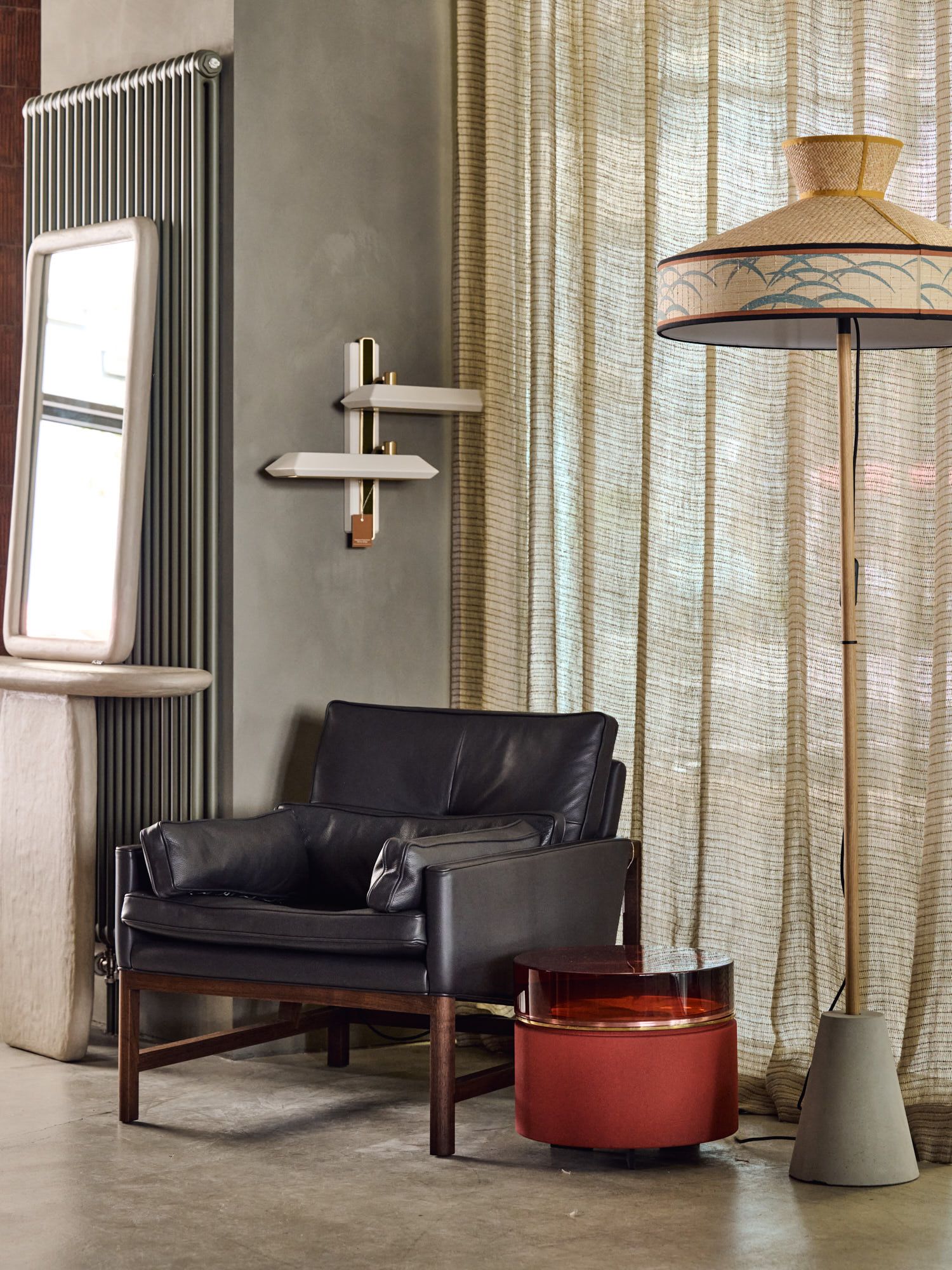 Diese stilvolle Interior-Inszenierung wurde im Showroom von Stephanie Thatenhorst aufgenommen und zeigt eine harmonische Kombination aus ikonischem Ledersessel, skulpturalem Beistelltisch und charakterstarker Stehleuchte in einem hochwertig gestalteten Kontext moderner Raumästhetik.