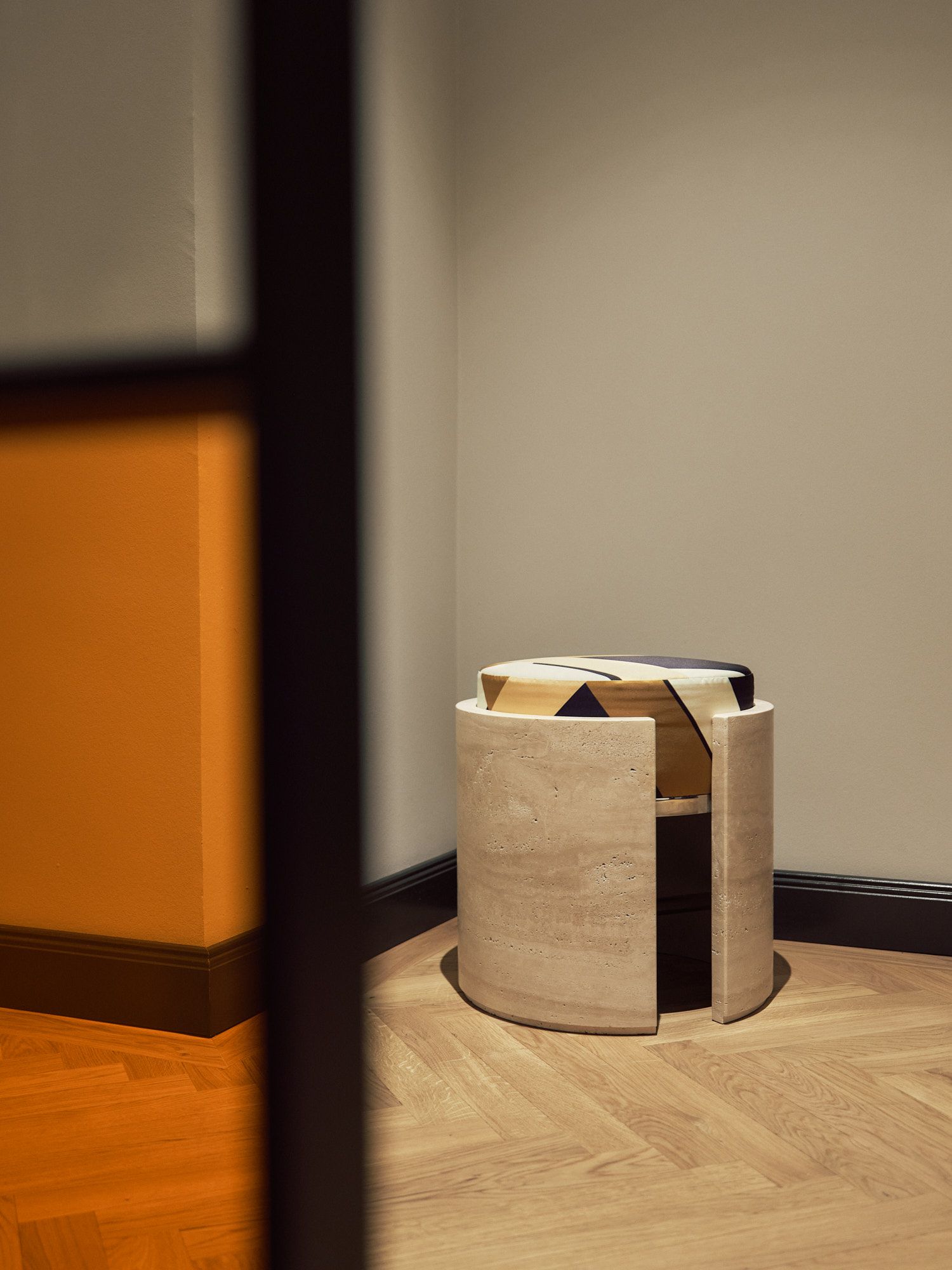 Skulpturale Einzelobjekte und Materialstudien fungieren als gestalterische Anker und unterstreichen den konzeptionellen Ansatz des Interior Design Offices.