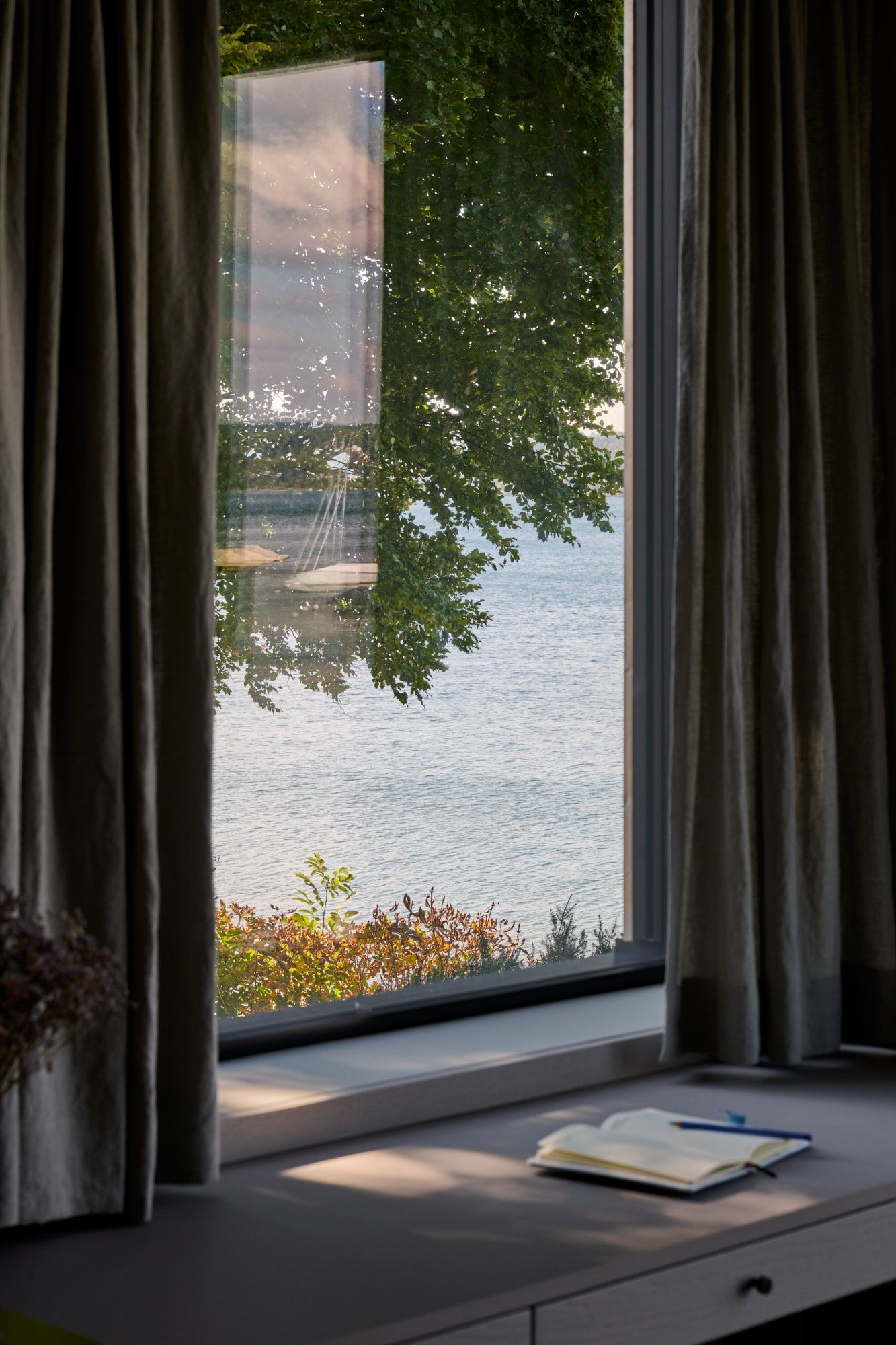 Ruhiger Arbeitsplatz mit Blick auf den See für maximale Inspiration.