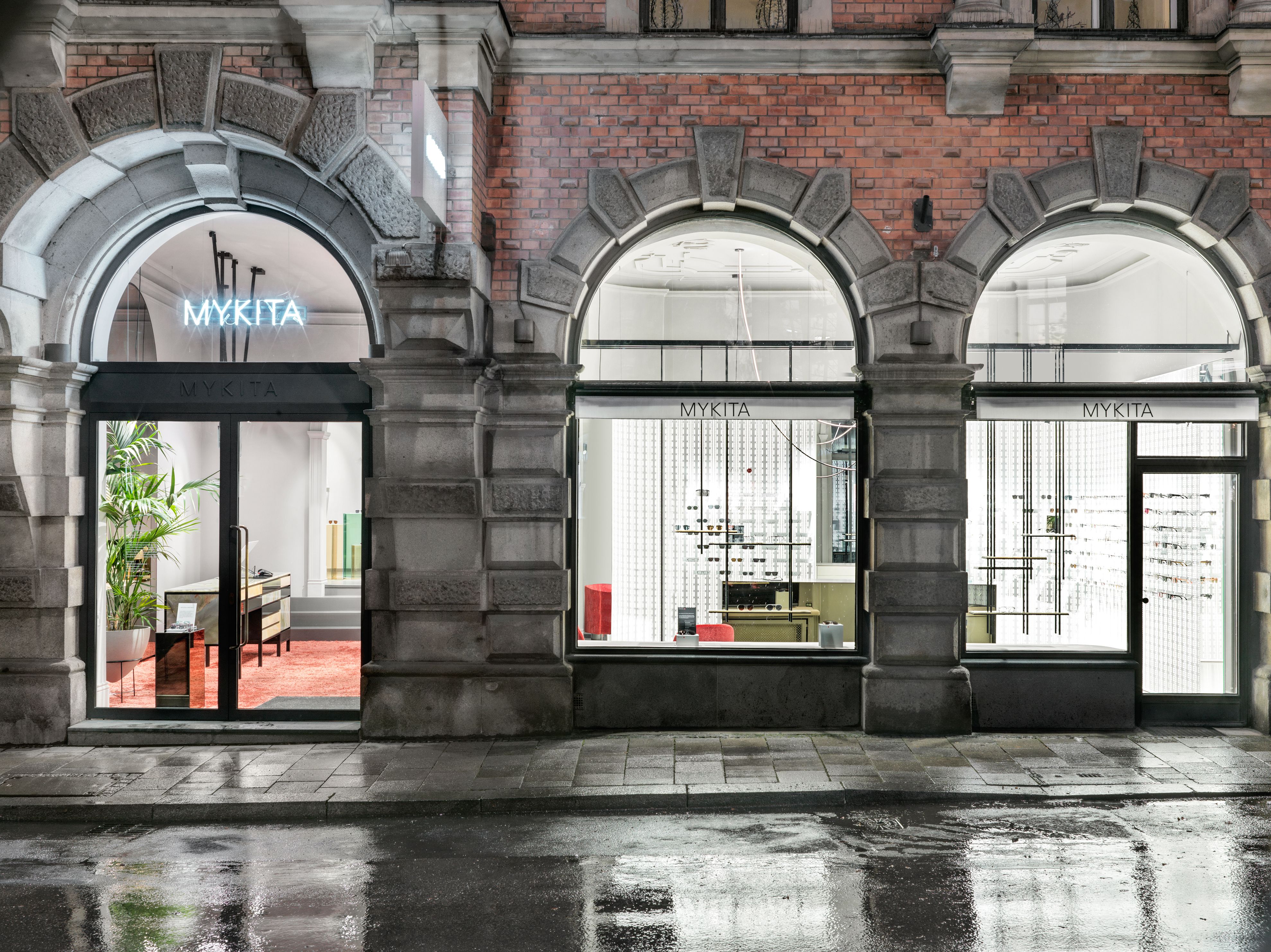 Die Außenansicht des Mykita Shops München zeigt die von Stephanie Thatenhorst gestaltete Symbiose aus historischem Gemäuer und modernem Eyewear-Design.