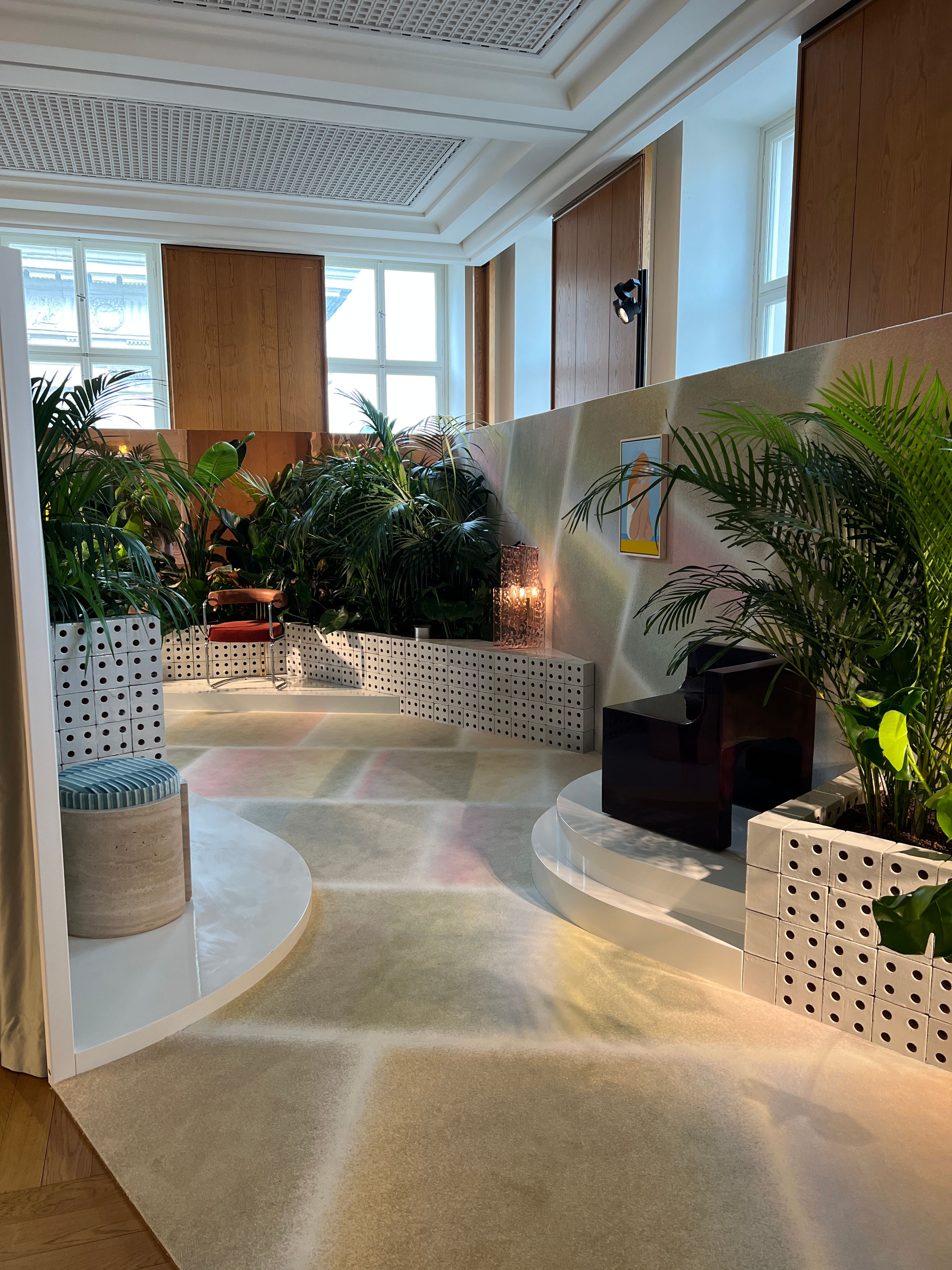 Der skulpturale Hocker und die erhöhte Pflanzenstruktur zeigen Stephanie Thatenhorsts raffiniertes Materialkonzept für AD New Perspectives.