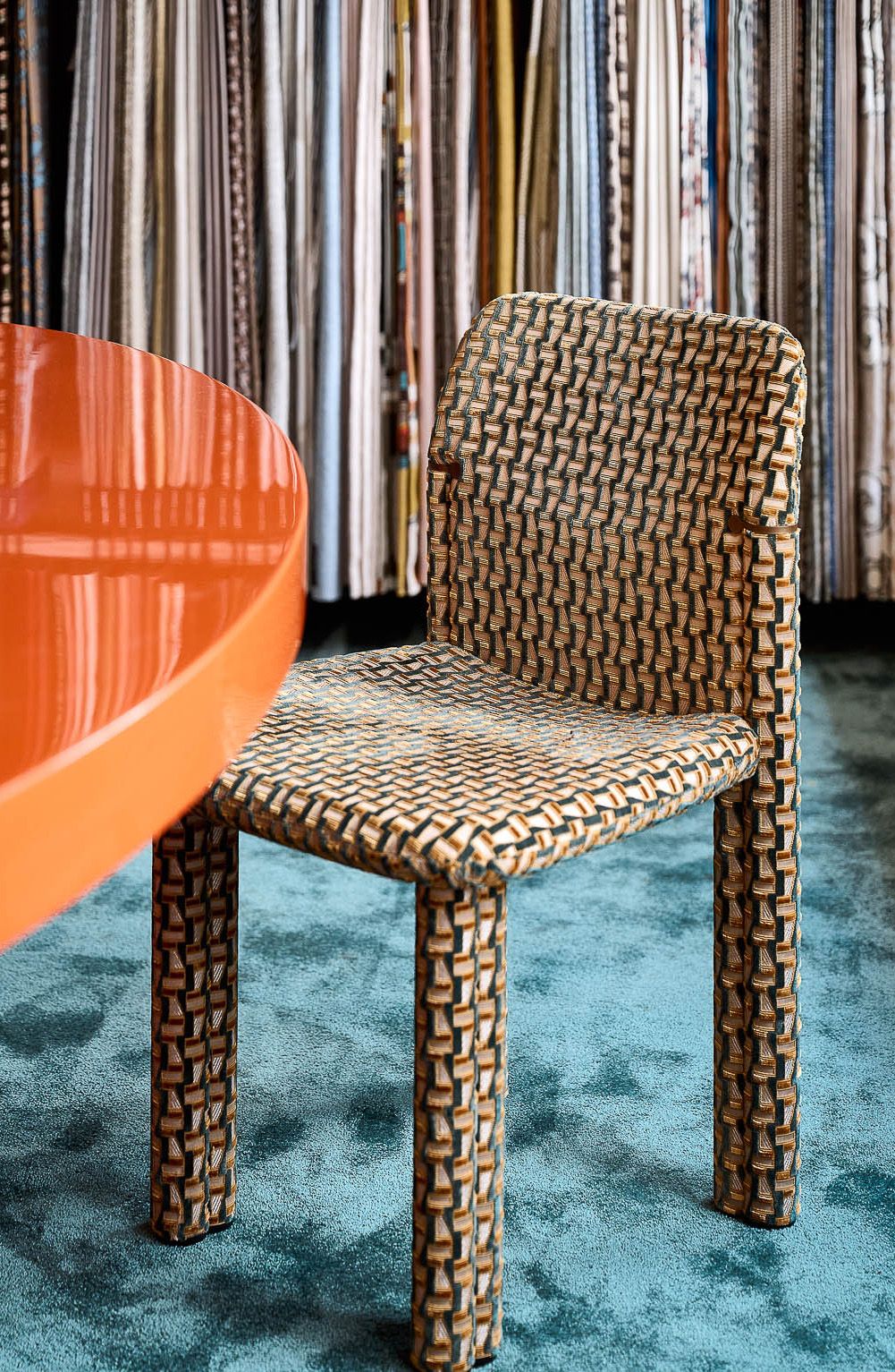 Dieses Detailbild zeigt einen gepolsterten Designstuhl im Zimmer + Rohde Showroom, entworfen von Stephanie Thatenhorst.