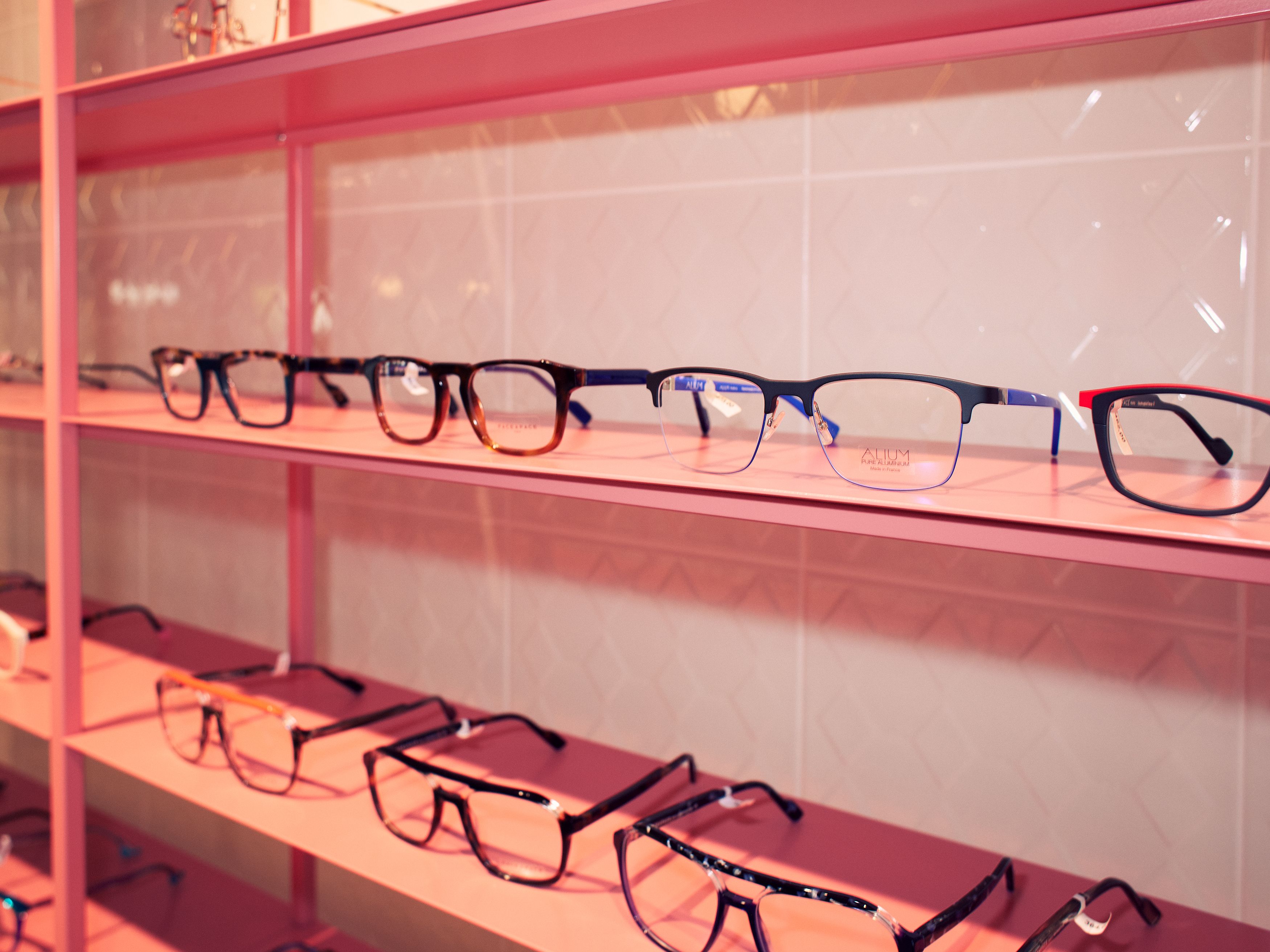 Die kuratierte Brillenauswahl auf dem rosa Display wurde von Stephanie Thatenhorst für Christian Bartels Optik designt.