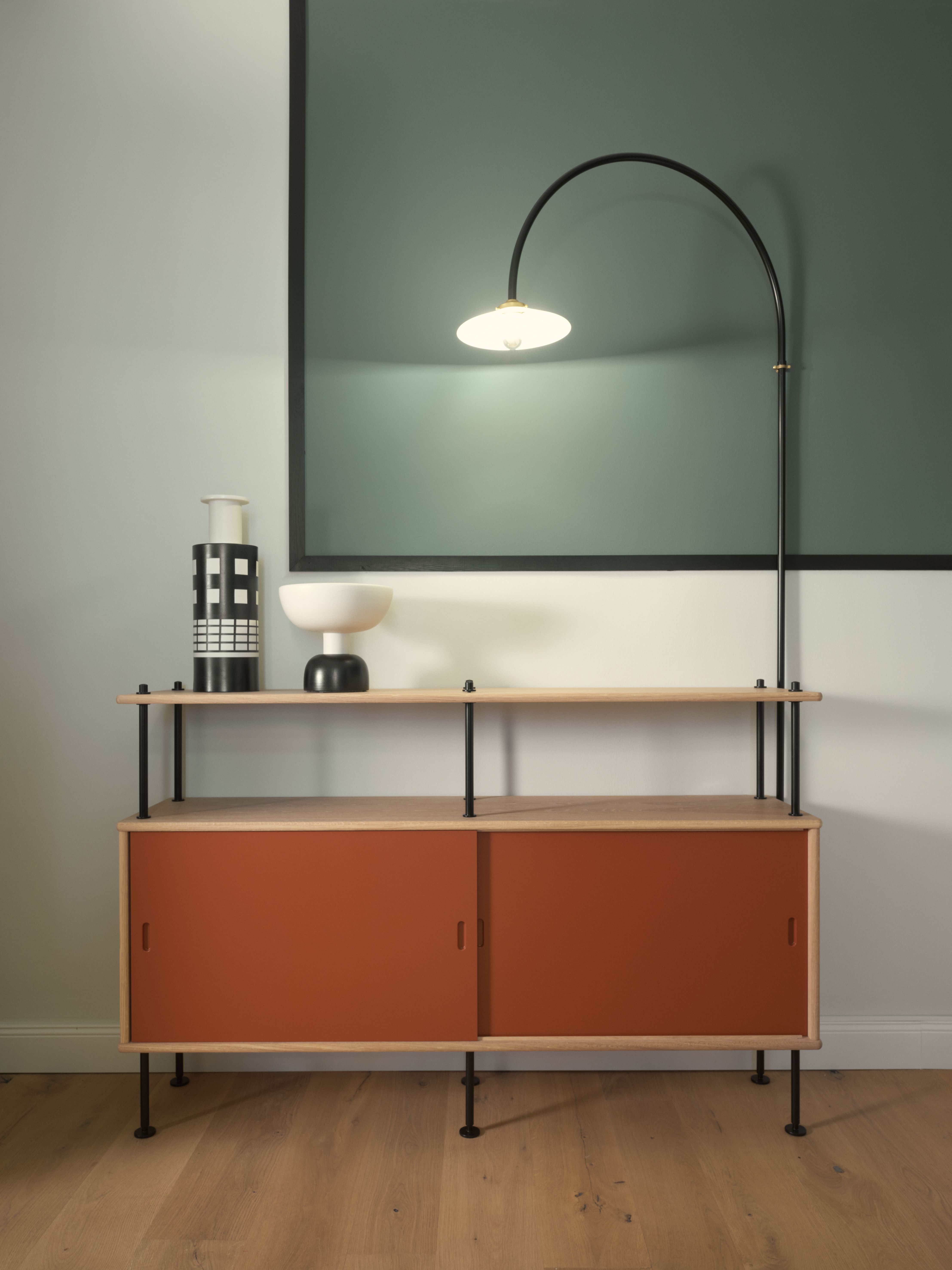 Das Sideboard mit bogenförmiger Leuchte und terrakottafarbenen Schiebetüren wurde von Stephanie Thatenhorst für das Summa Equity Büro München als markanter Interior-Akzent konzipiert.