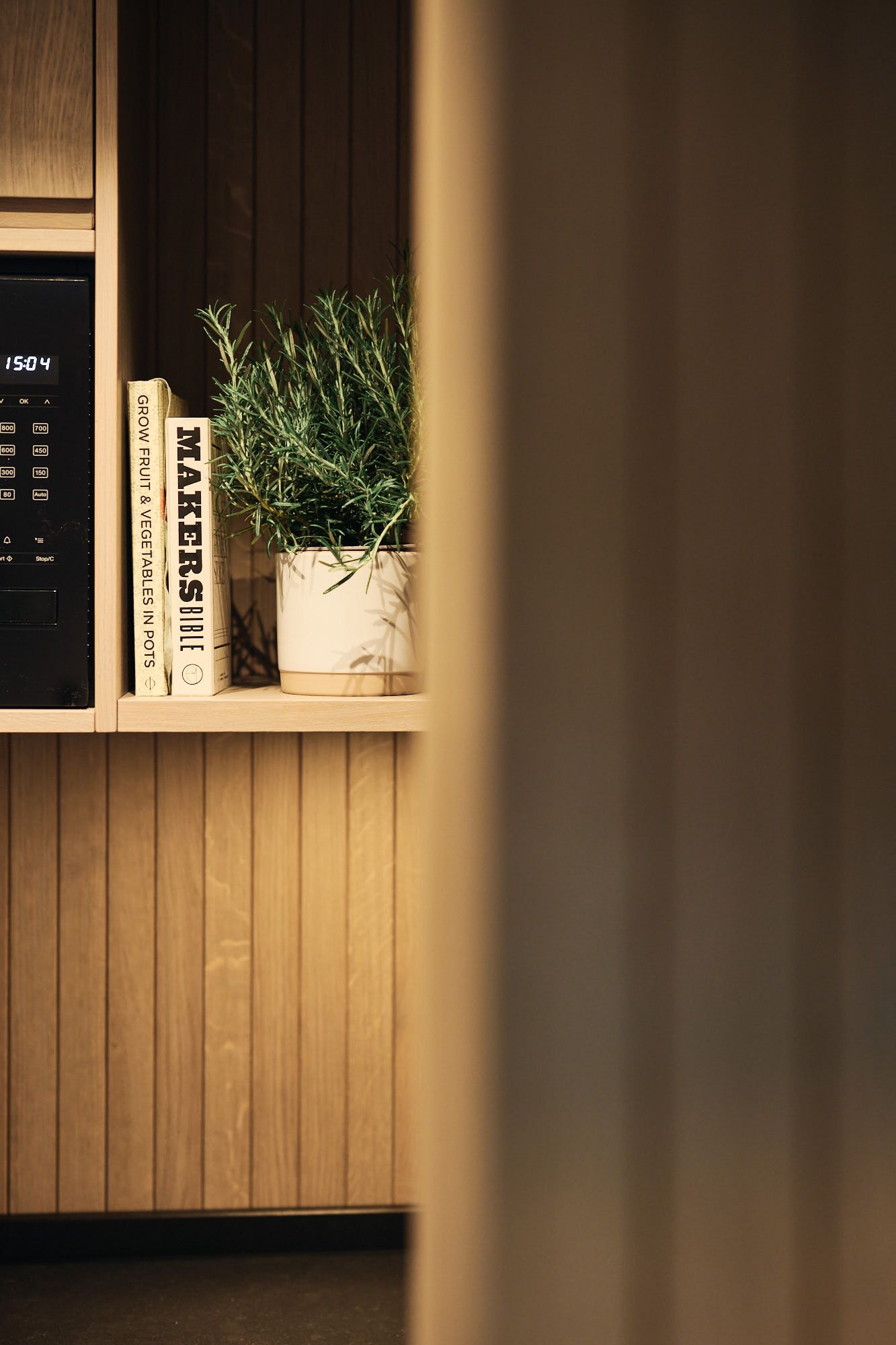 Dieses Detailfoto aus dem Ullrhaus verdeutlicht Stephanie Thatenhorsts Liebe zu fein abgestimmten Accessoires und natürlicher Materialität.
