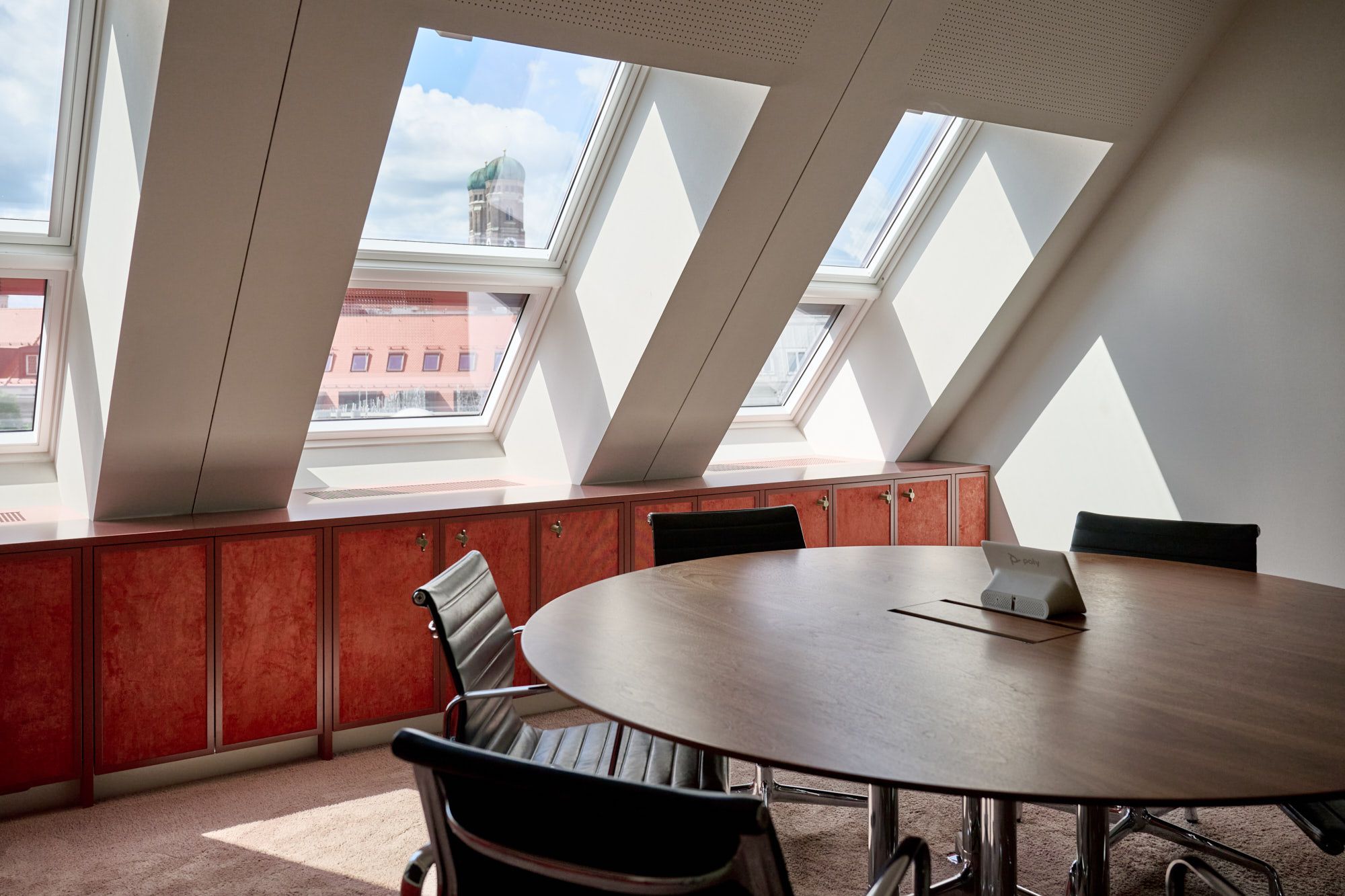 Das private Büroprojekt überzeugt mit einer lichtdurchfluteten, modern gestalteten Arbeitsatmosphäre, in der hochwertige Materialien und klare Linien für ein stilvolles, konzentriertes Umfeld sorgen.