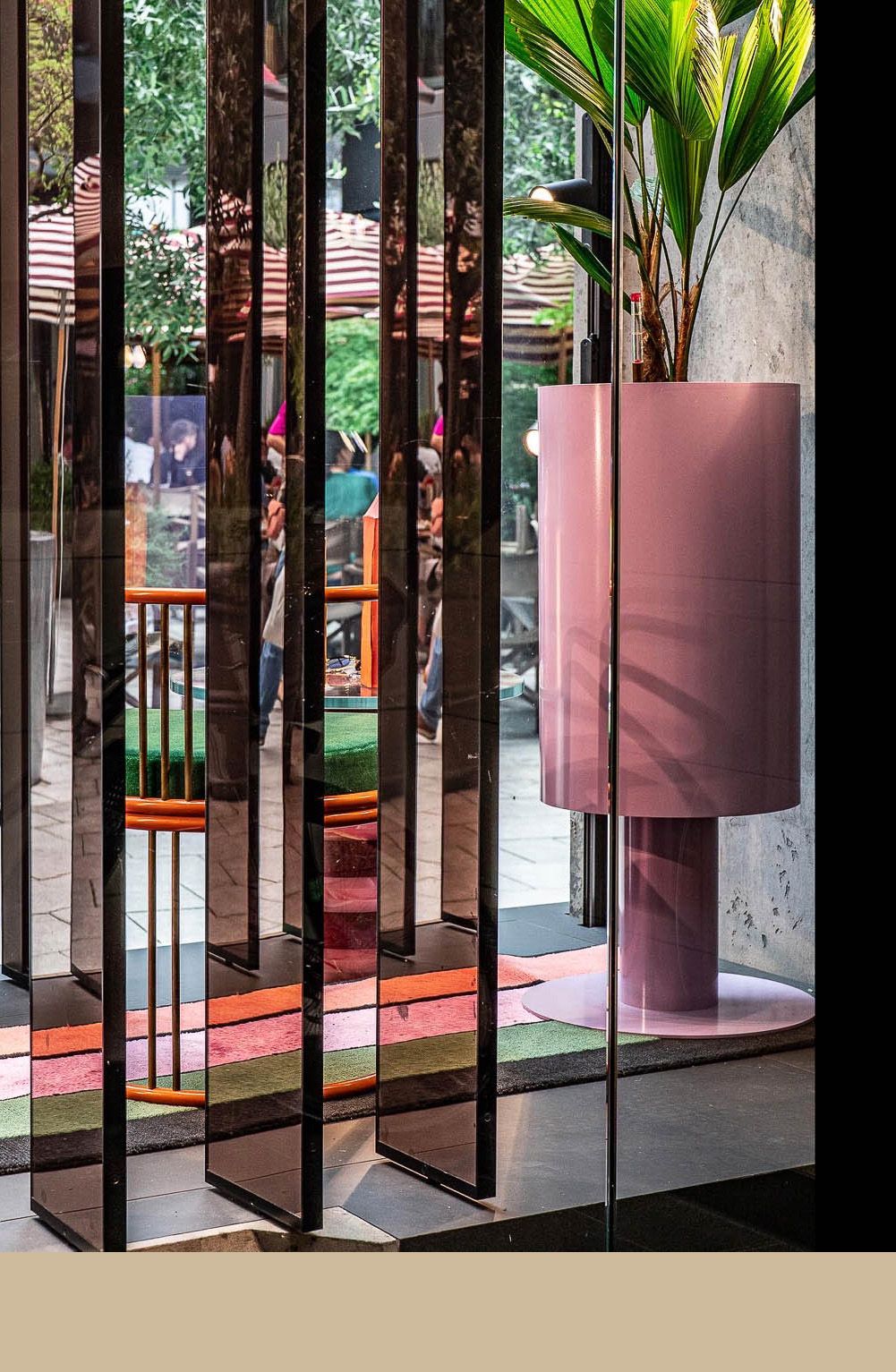 Die Spiegel- und Säulenkonstruktion als Blickfang im Leidmann Schaufenster wurde von Stephanie Thatenhorst entwickelt.