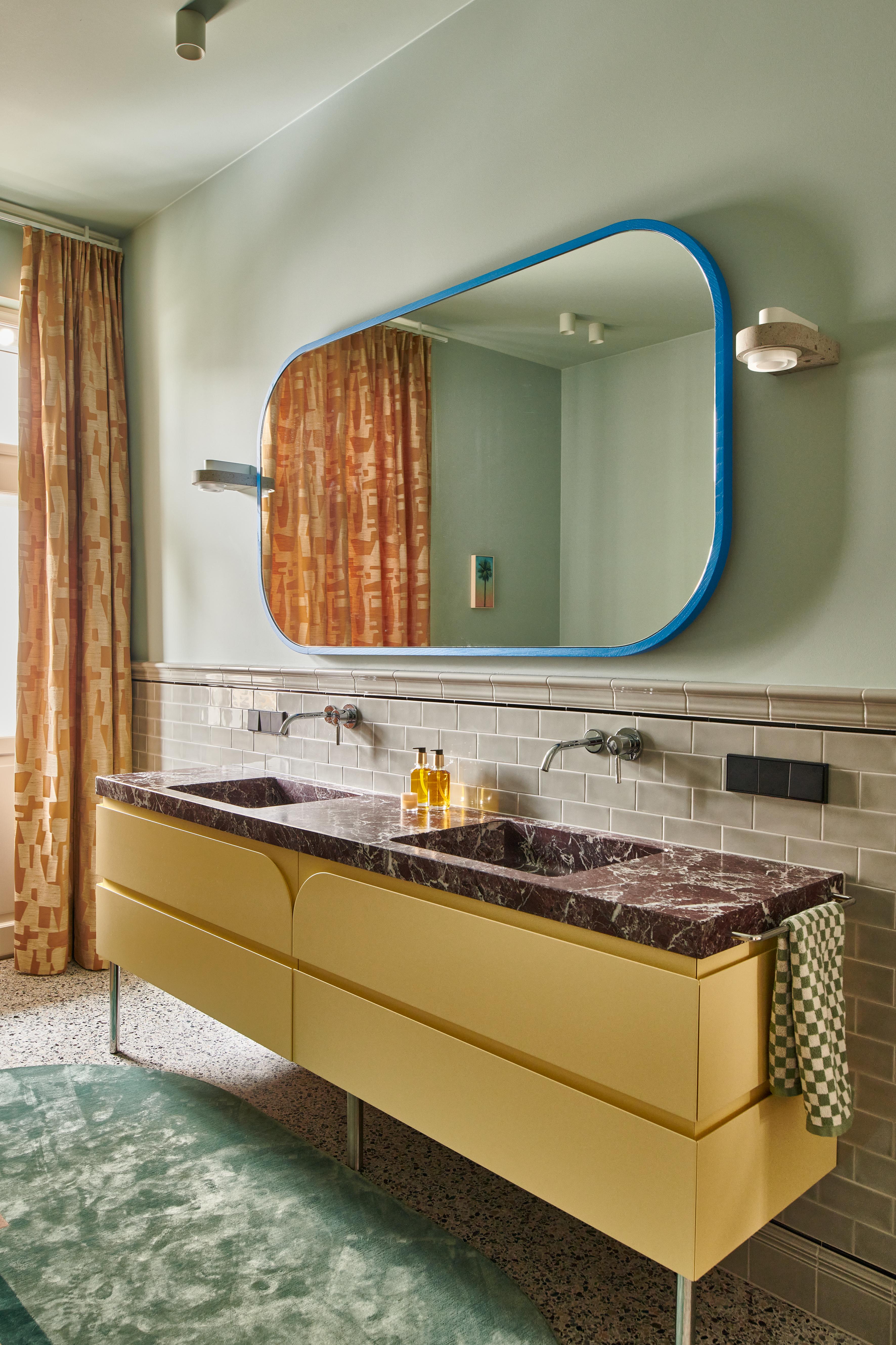 Das Badezimmer der Showflat im Stephanie-Thatenhorst-Design kombiniert edlen Marmor, harmonische Farben und moderne Details zu einer luxuriösen, hochwertig kuratierten Interior-Atmosphäre.