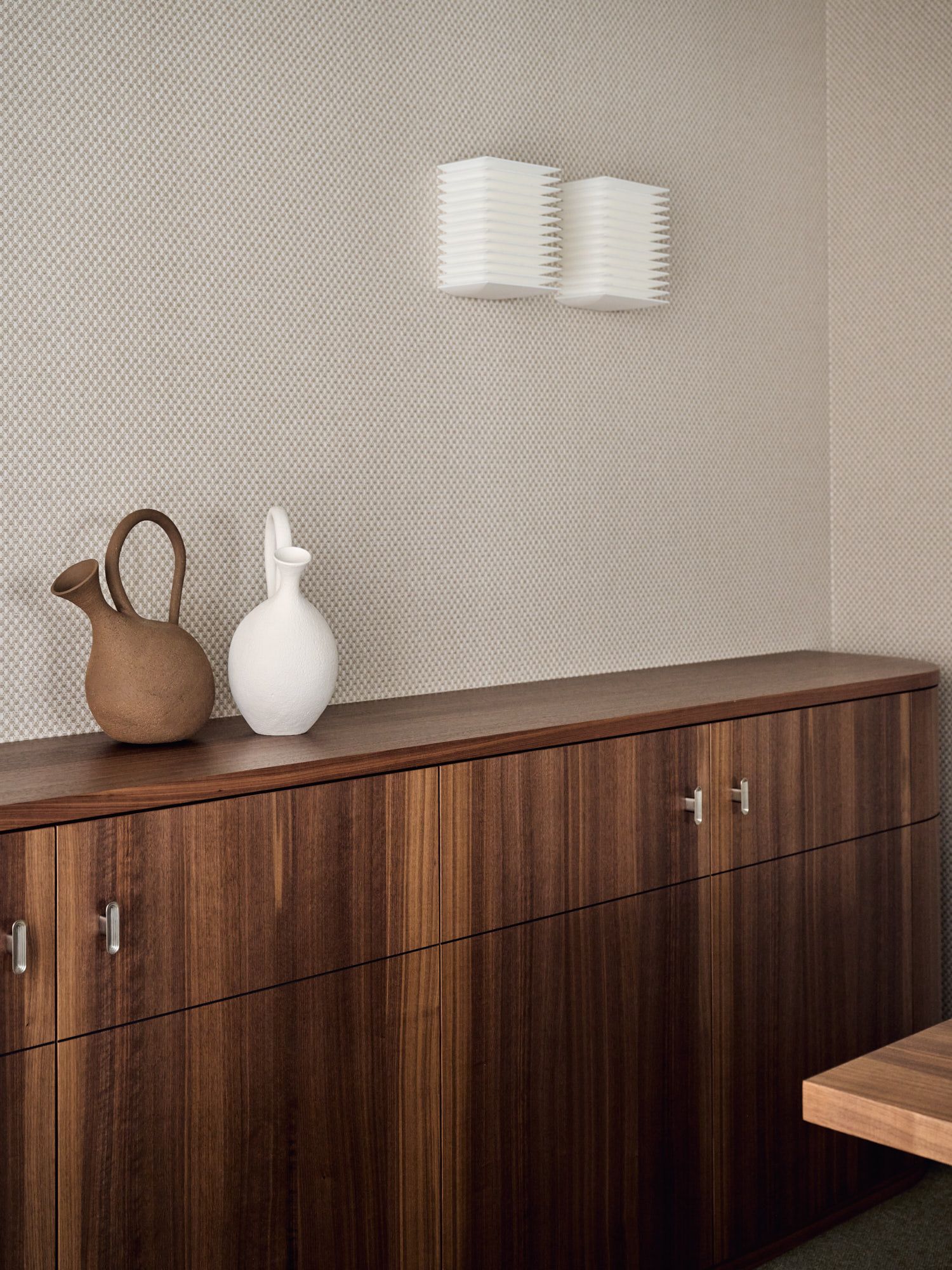 Mit feiner Textur, warmem Nussbaumholz und skulpturalen Objektakzenten schafft Stephanie Thatenhorst im Büro Hass Dross Theiss eine harmonisch ruhige Arbeitsatmosphäre