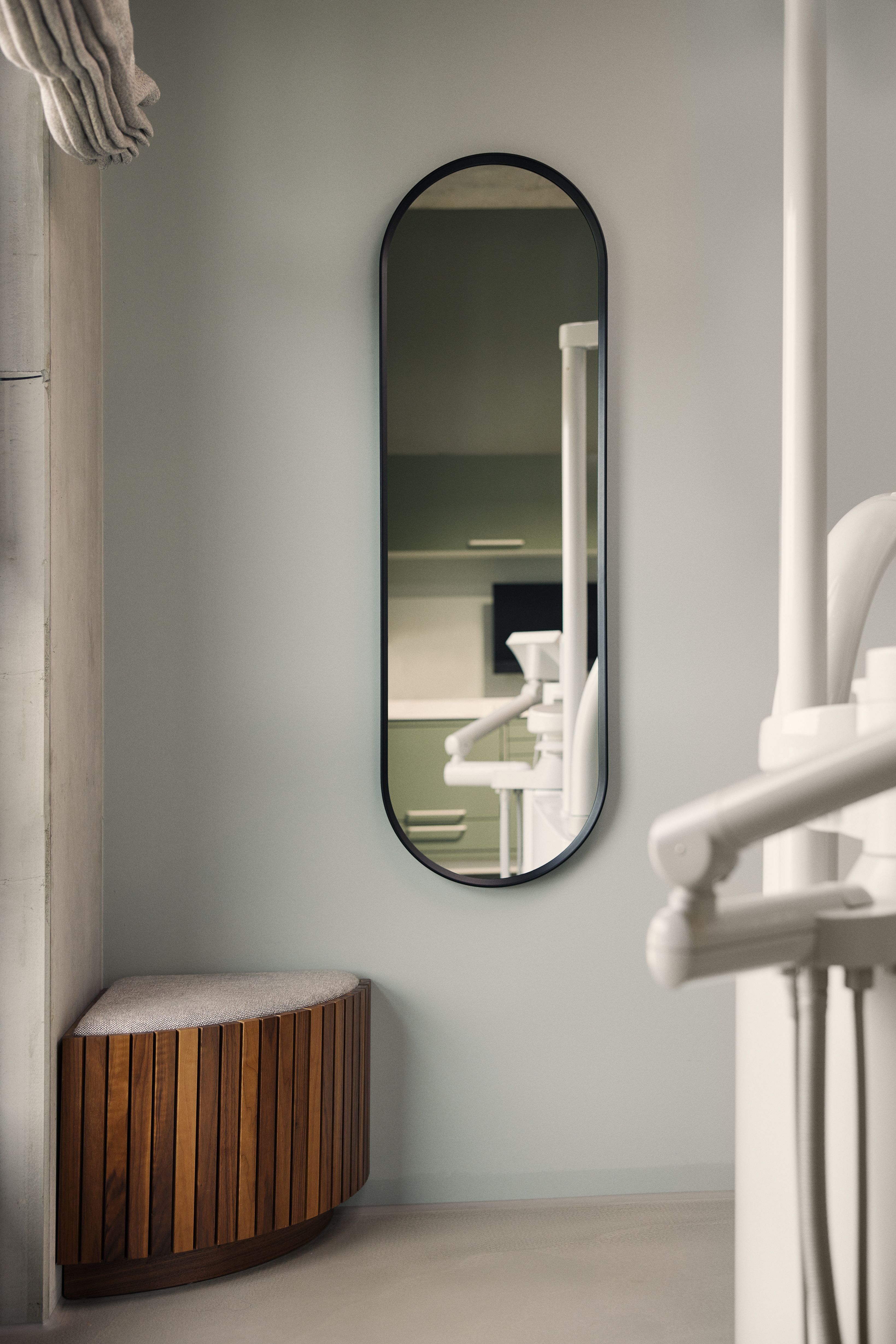 Reduzierte Formen und hochwertige Oberflächen prägen das Interior Design der Zahnarztpraxis Kempten auf zeitgemäßem Niveau.