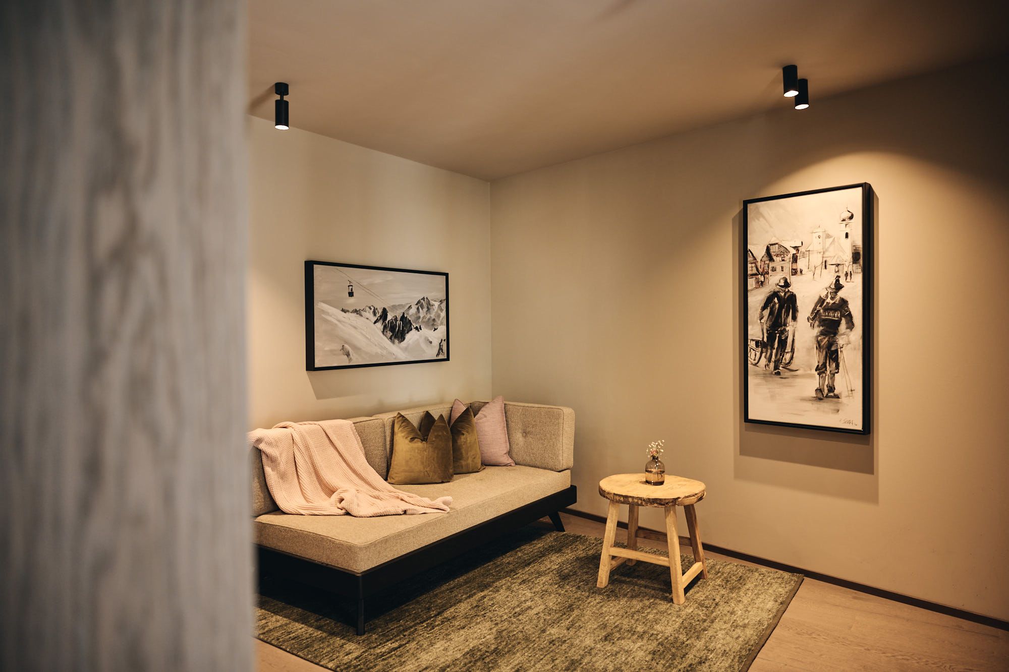 Stephanie Thatenhorst kombiniert im Ullrhaus – Hotel grafische Kunst mit natürlichen Tönen und schafft so eine moderne alpine Wohnlichkeit.