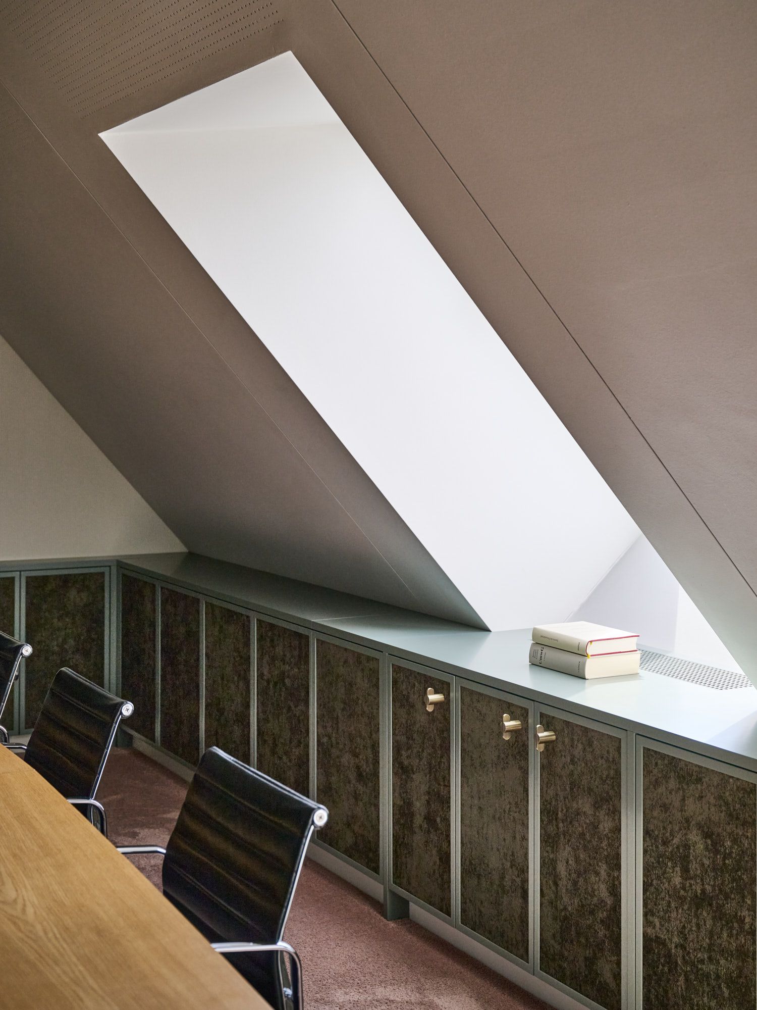 Ein harmonisch komponiertes Besprechungsraum-Detail im charakteristischen Stephanie-Thatenhorst-Stil.