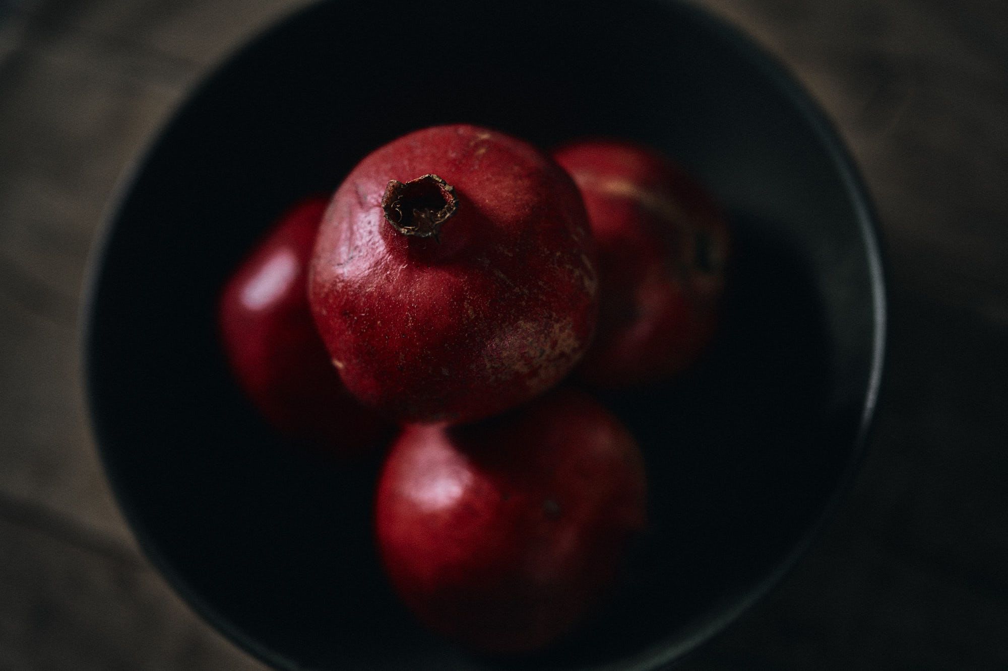 Die stille Detailaufnahme roter Granatäpfel unterstreicht die sinnliche, natürliche Gestaltung, die Stephanie Thatenhorst im Ullrhaus konsequent verfolgt.