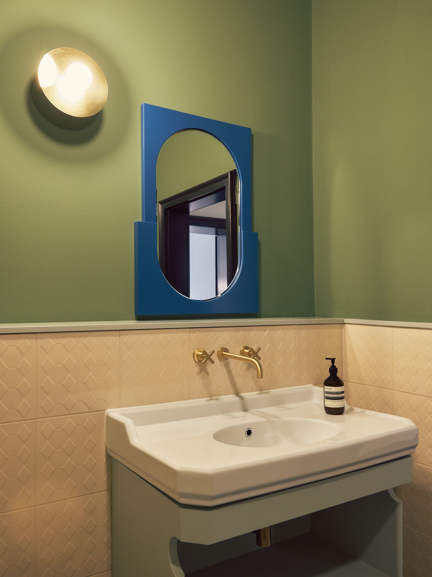 Das Bad zeigt den charakteristischen Umgang mit Farbe, Form und Material im Interior Design von Stephanie Thatenhorst.