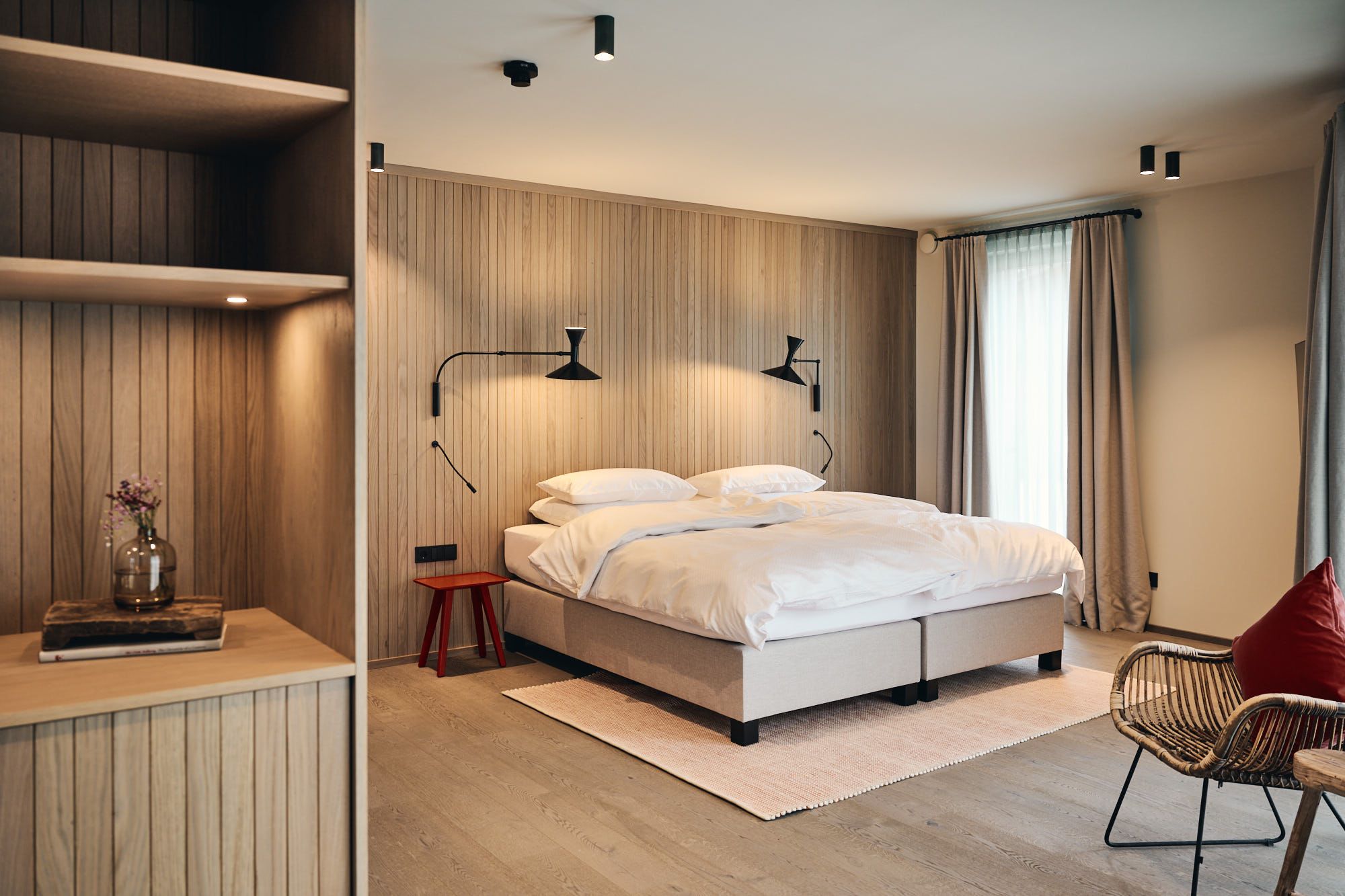 Die großzügige Suite im Ullrhaus mit hellem Holz und modernem Lichtdesign trägt die unverwechselbare Handschrift von Stephanie Thatenhorst.