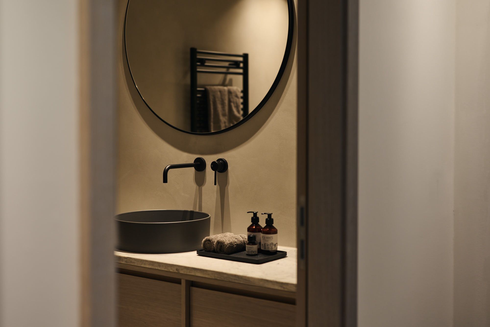 Das reduzierte Badezimmerdesign im Ullrhaus – Hotel zeigt Stephanie Thatenhorsts Handschrift in Form von klaren Linien und hochwertigen Materialien.