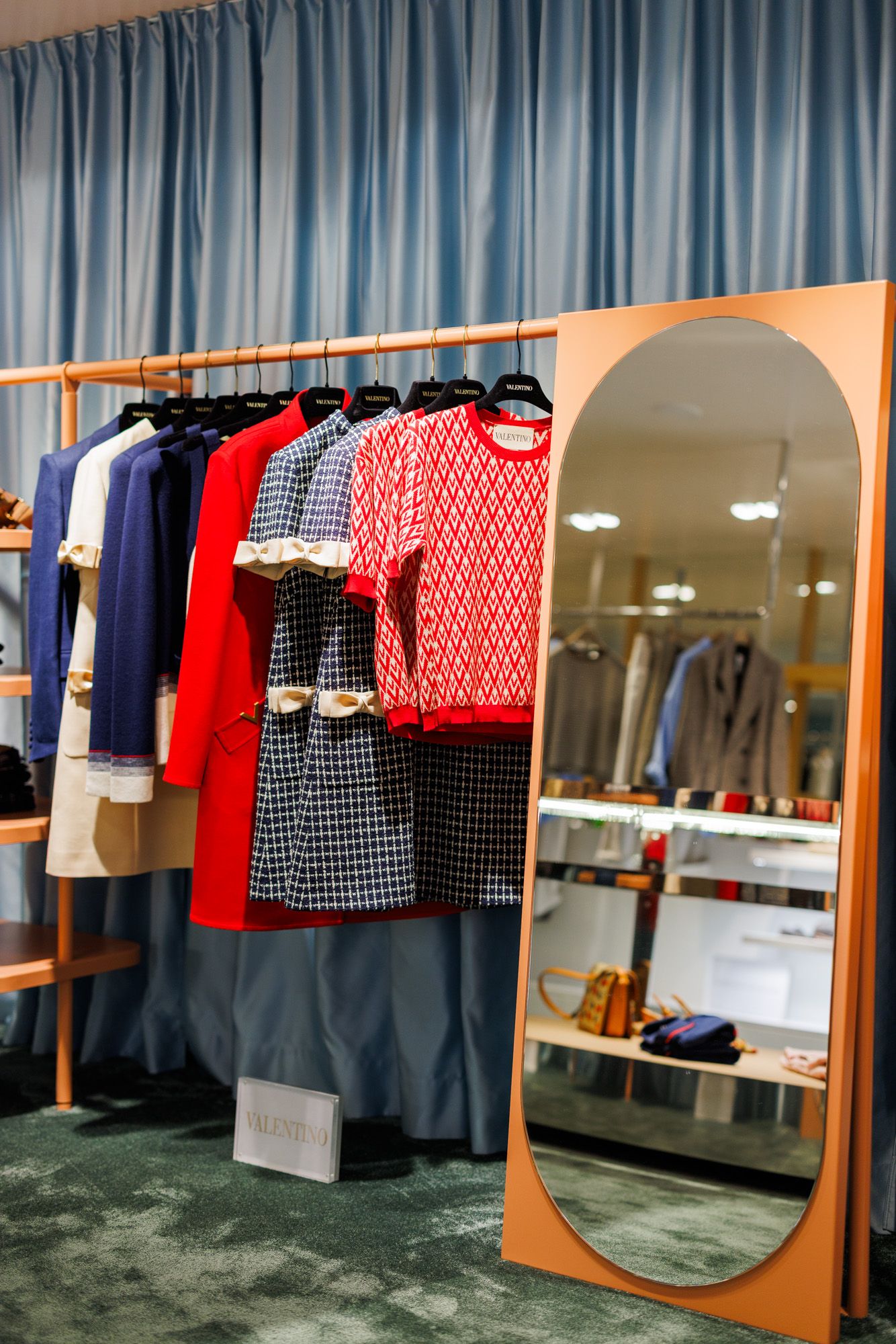 Exklusives Fashion-Store-Design in Innsbruck von Stephanie Thatenhorst verbindet moderne Innenarchitektur mit stilvoller Warenpräsentation und schafft ein einzigartiges Einkaufserlebnis mit klarer Markenidentität.