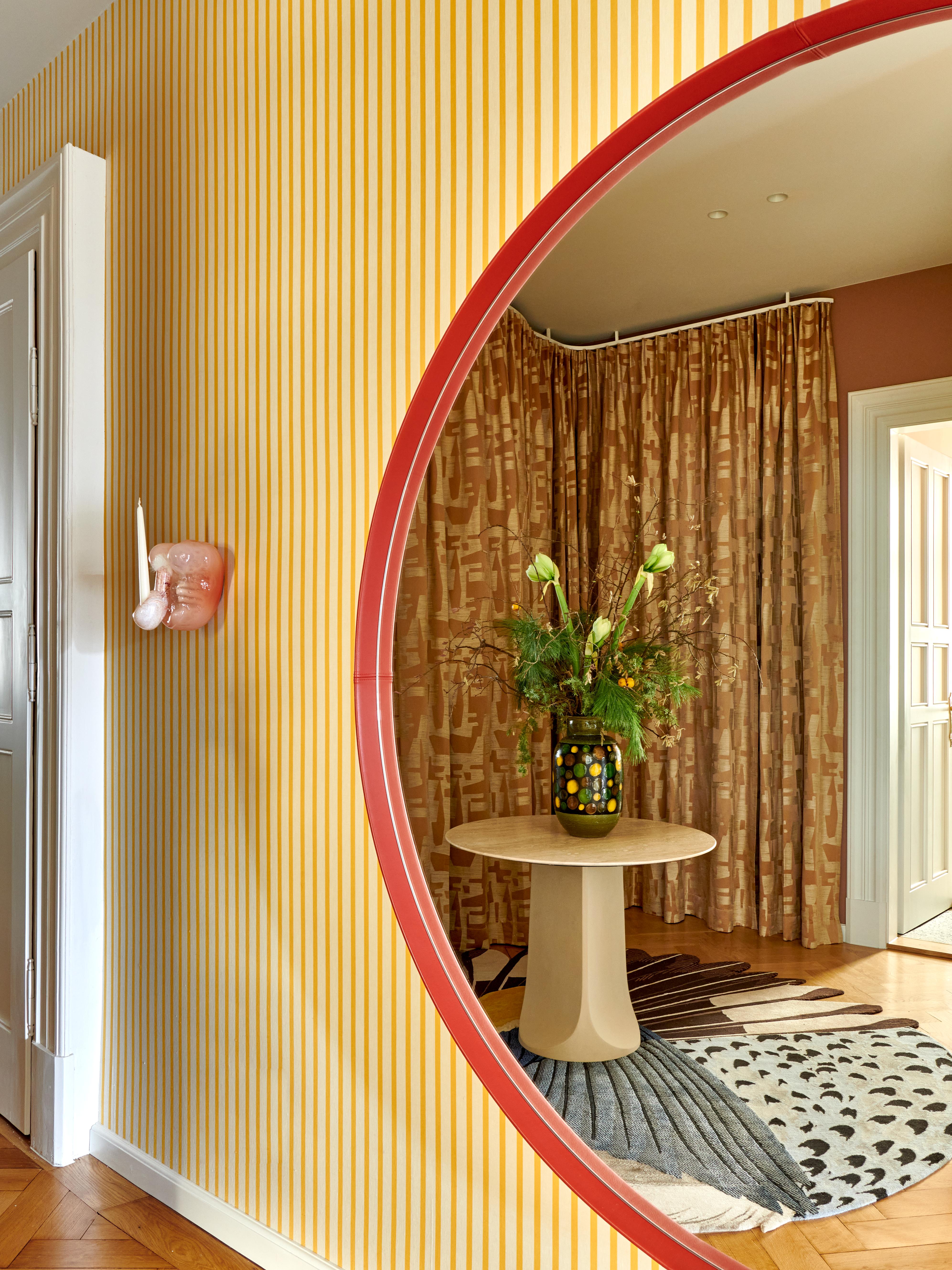 Der Eingangsbereich der Showflat im Stephanie-Thatenhorst-Design begeistert mit kräftigen Farben, markanten Mustern und kuratierten Designobjekten – ein einladendes, stilvoll inszeniertes Entrée für exklusives Interior-Design.