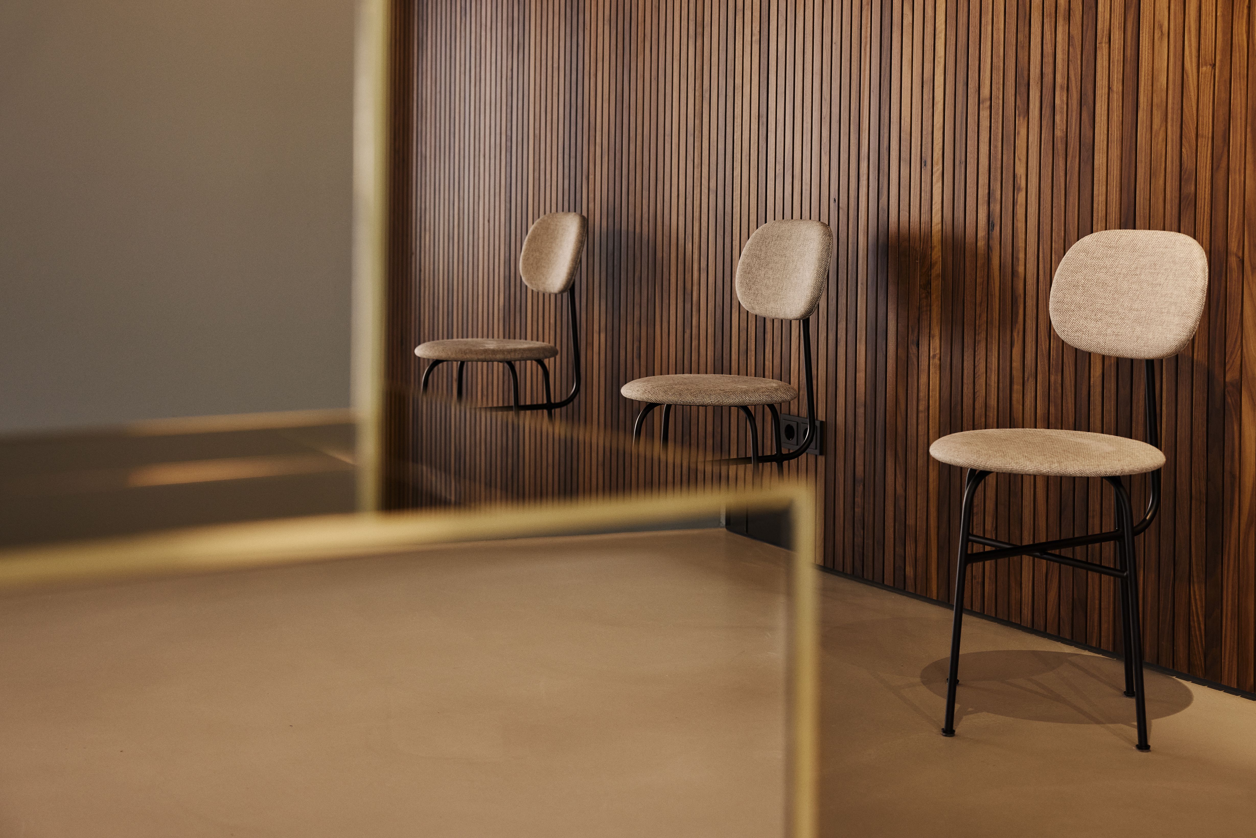 Sitzbereiche mit gepolsterten Stühlen bieten Patienten der Zahnarztpraxis Kempten Komfort und eine entspannte Warteumgebung.