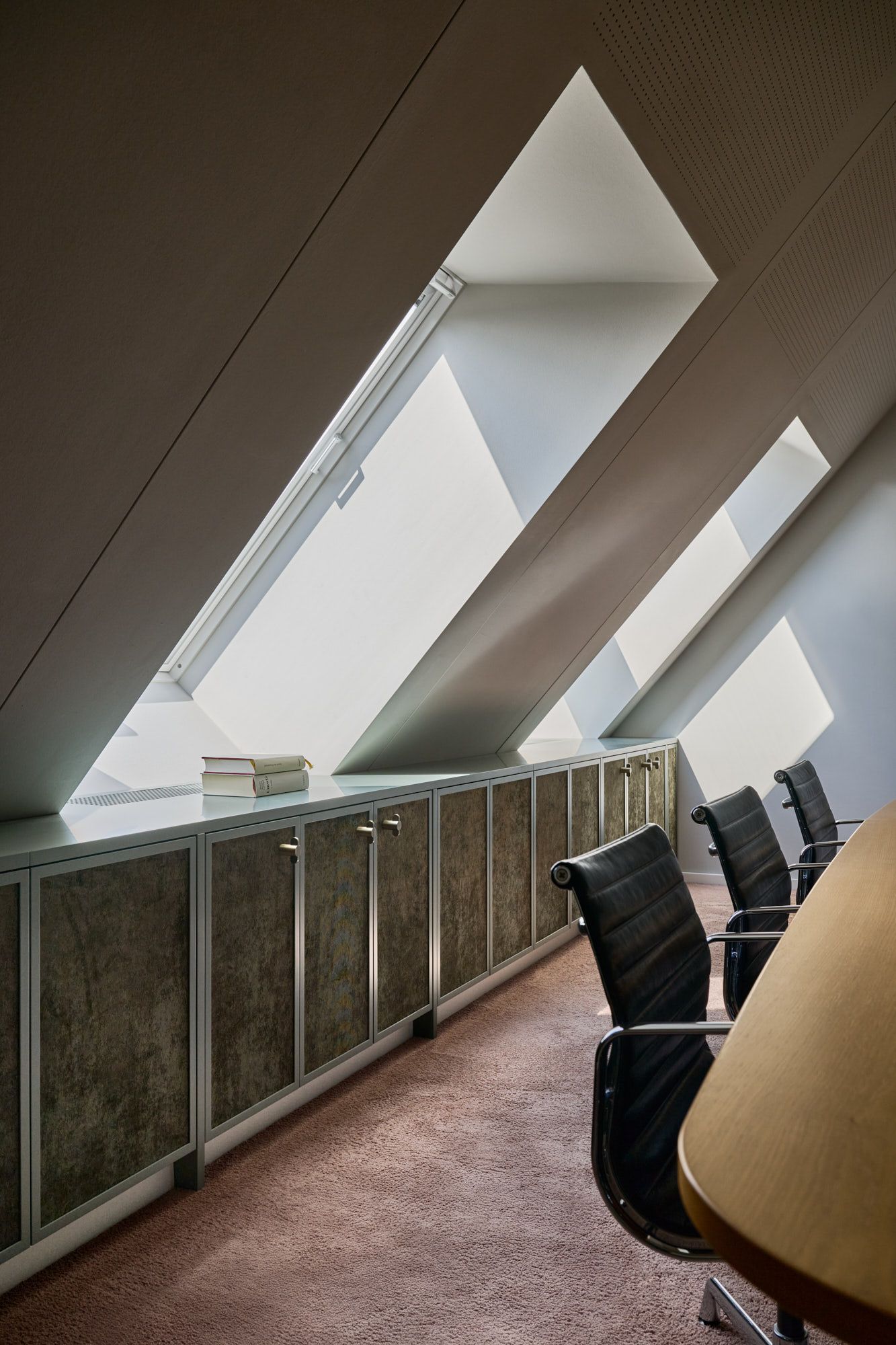 Ein elegant gestalteter Besprechungsraum im unverwechselbaren Stephanie-Thatenhorst-Stil.