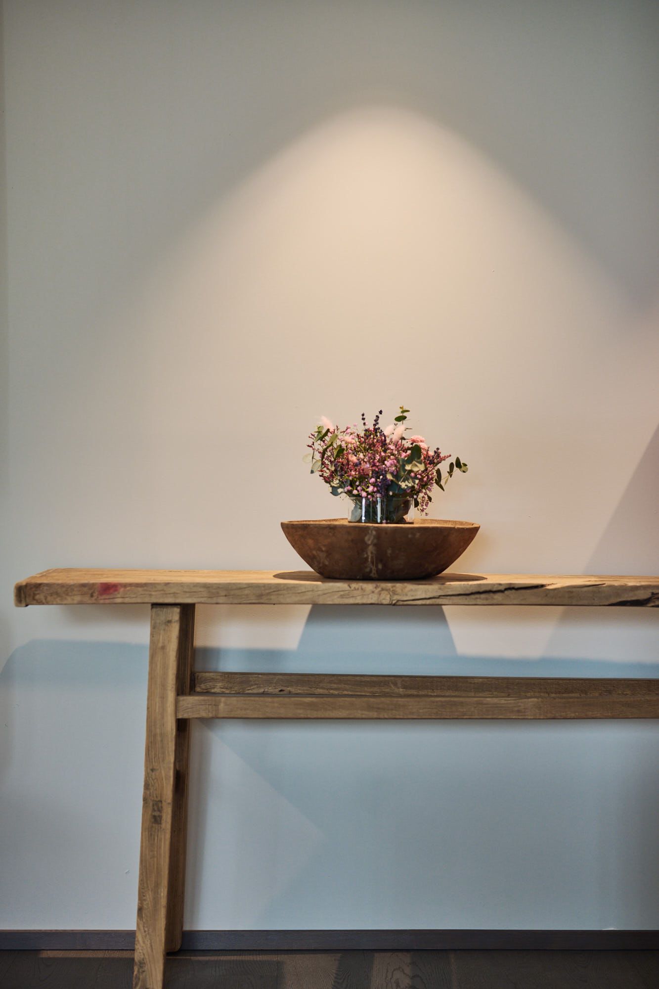 Die natürliche Dekoration im Flurbereich des Ullrhaus Hotels unterstreicht Stephanie Thatenhorsts Fokus auf authentische Materialien und harmonische Raumstimmungen.