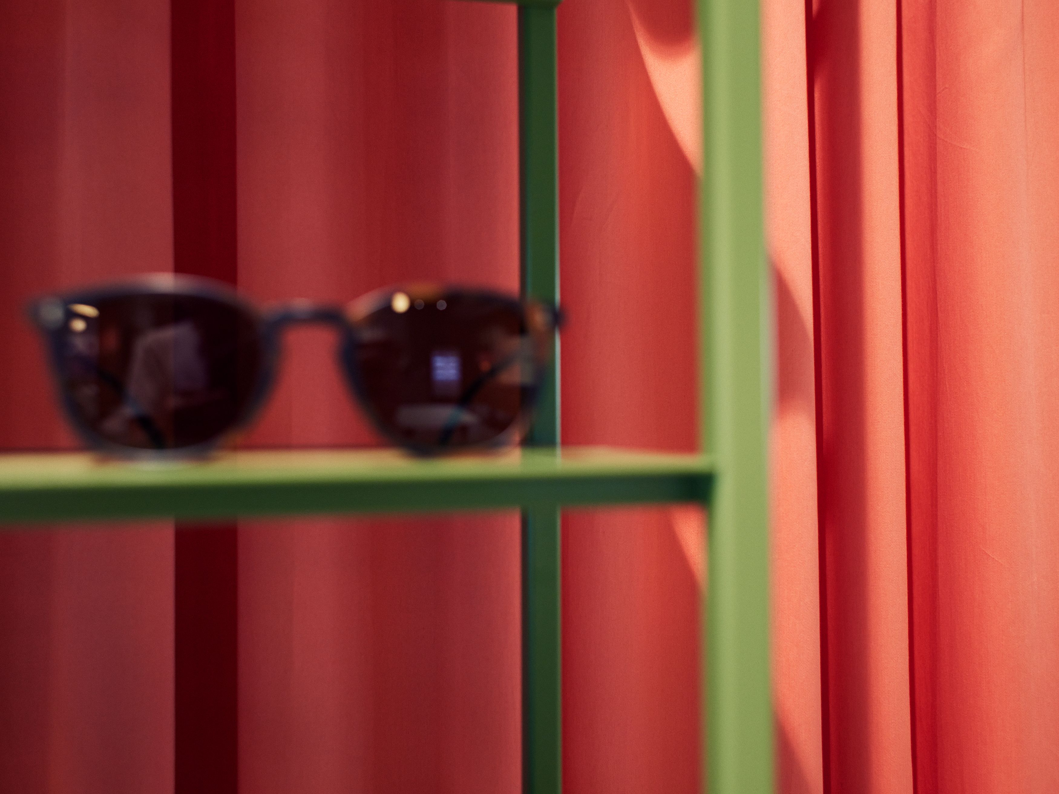 Dieses grafisch reduzierte Brillenstillleben wurde von Stephanie Thatenhorst für Christian Bartels Optik gestaltet.