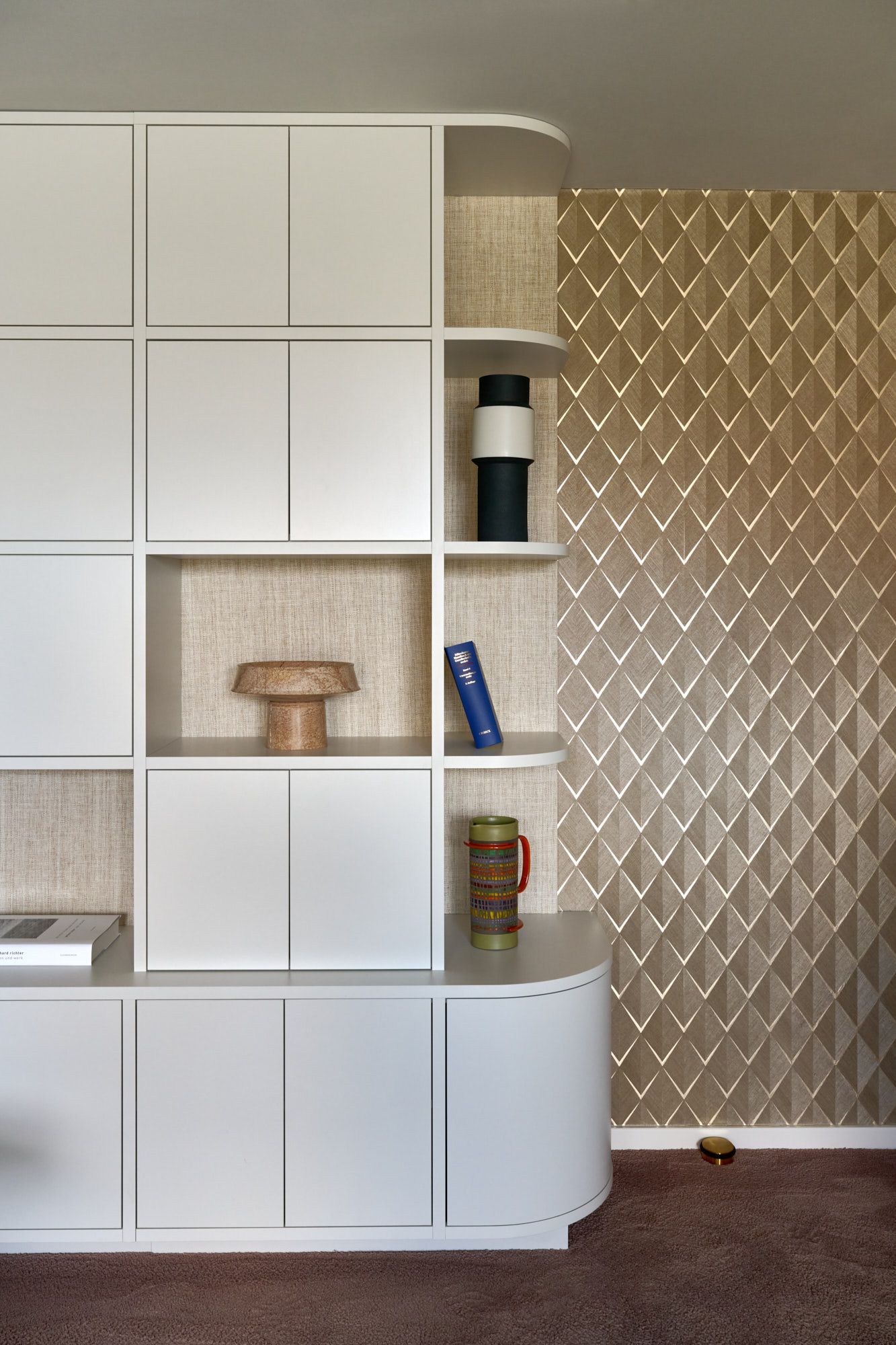 Dieses Projekt von Stephanie Thatenhorst überzeugt durch präzise Maßanfertigungen, fein abgestimmte Texturen und eine moderne Formensprache, die den Raum zu einem harmonischen Gesamtbild verbindet.