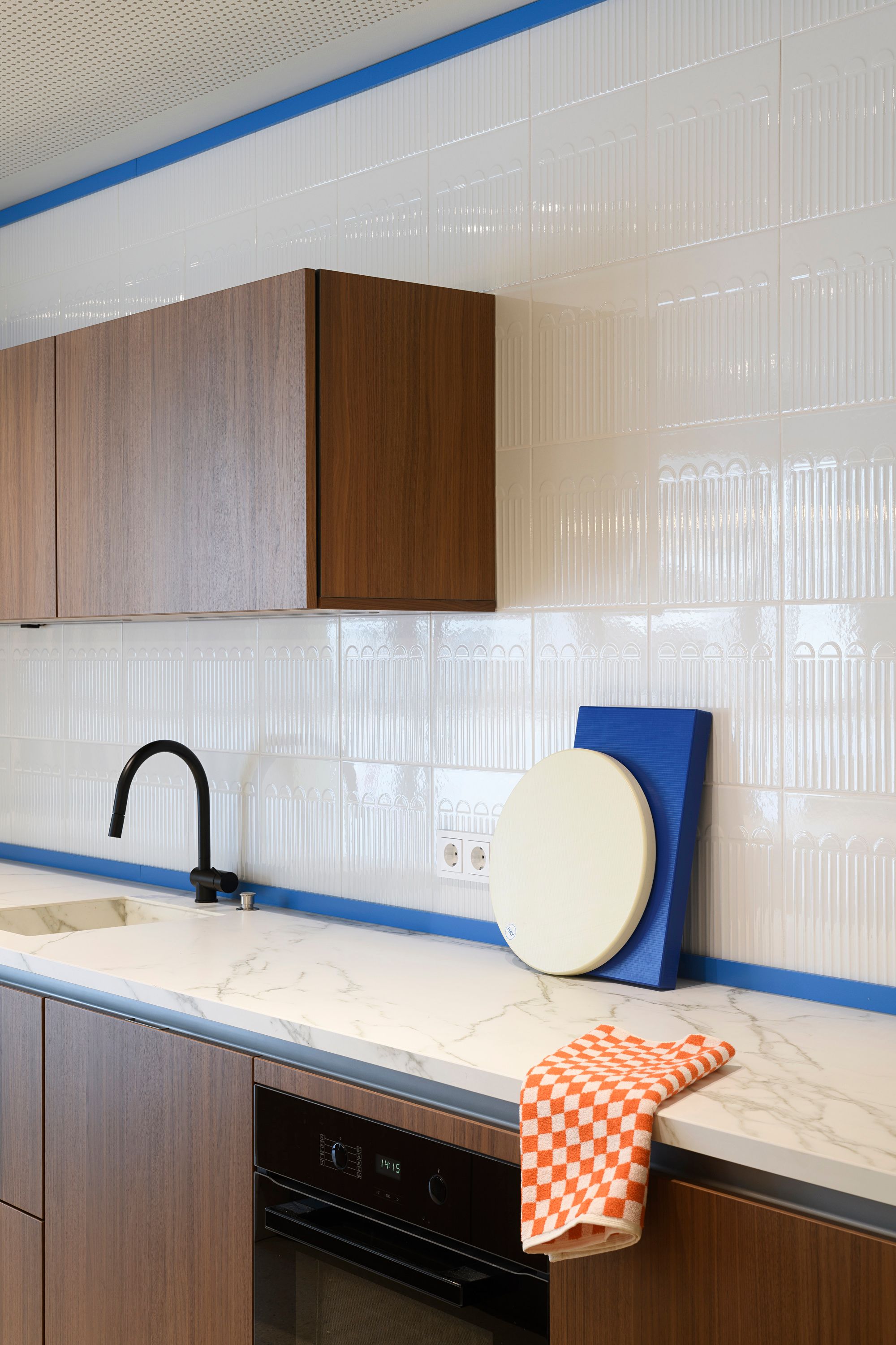 Die markanten Wandfliesen und warmen Holzoberflächen wurden von Stephanie Thatenhorst für die Kupa – Kitchen & Working Lounge sorgfältig inszeniert.