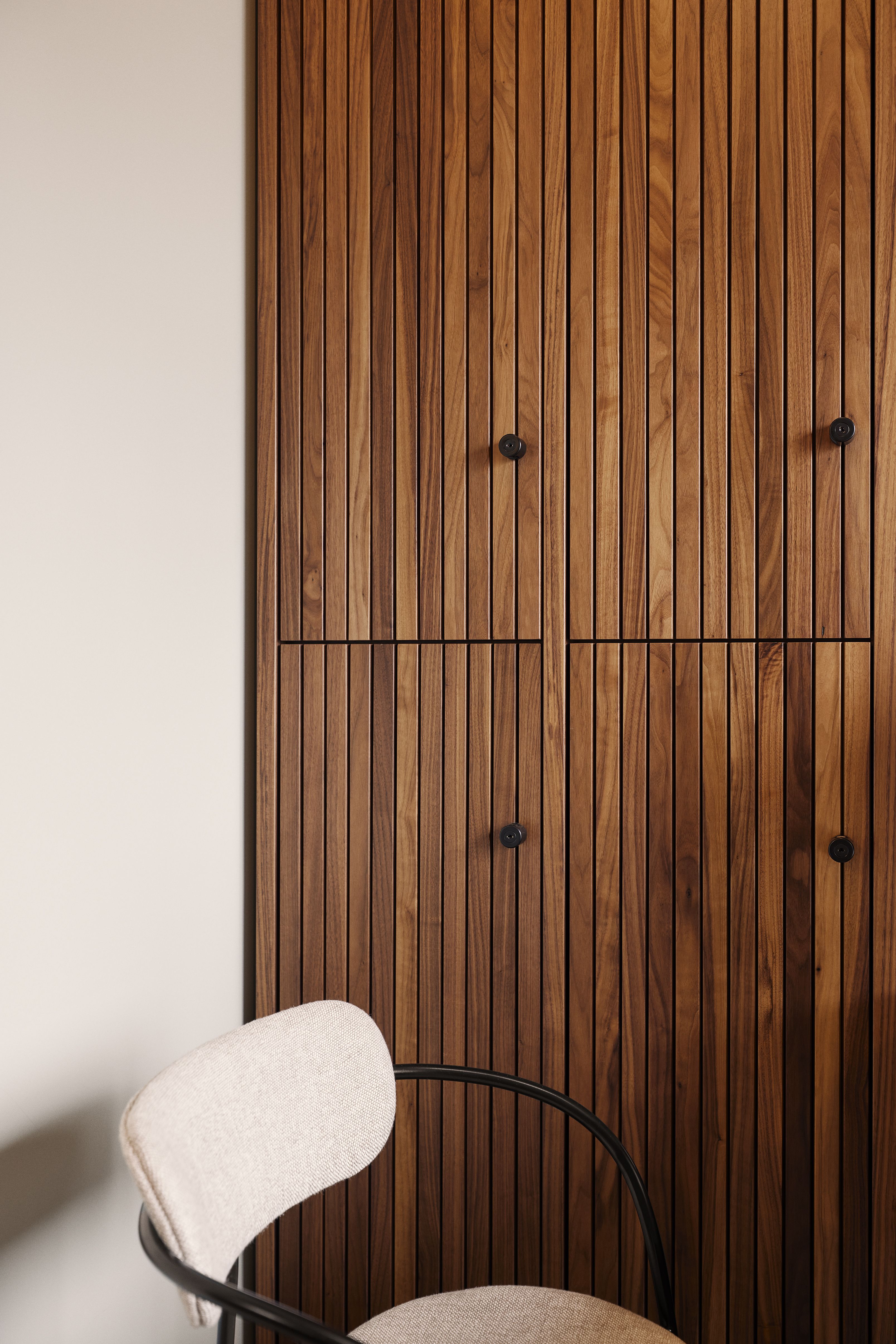 Die präzise gearbeiteten Holzfronten mit verdeckten Griffen stehen für handwerkliche Qualität in der Zahnarztpraxis Stephanie Thatenhorst Kempten.