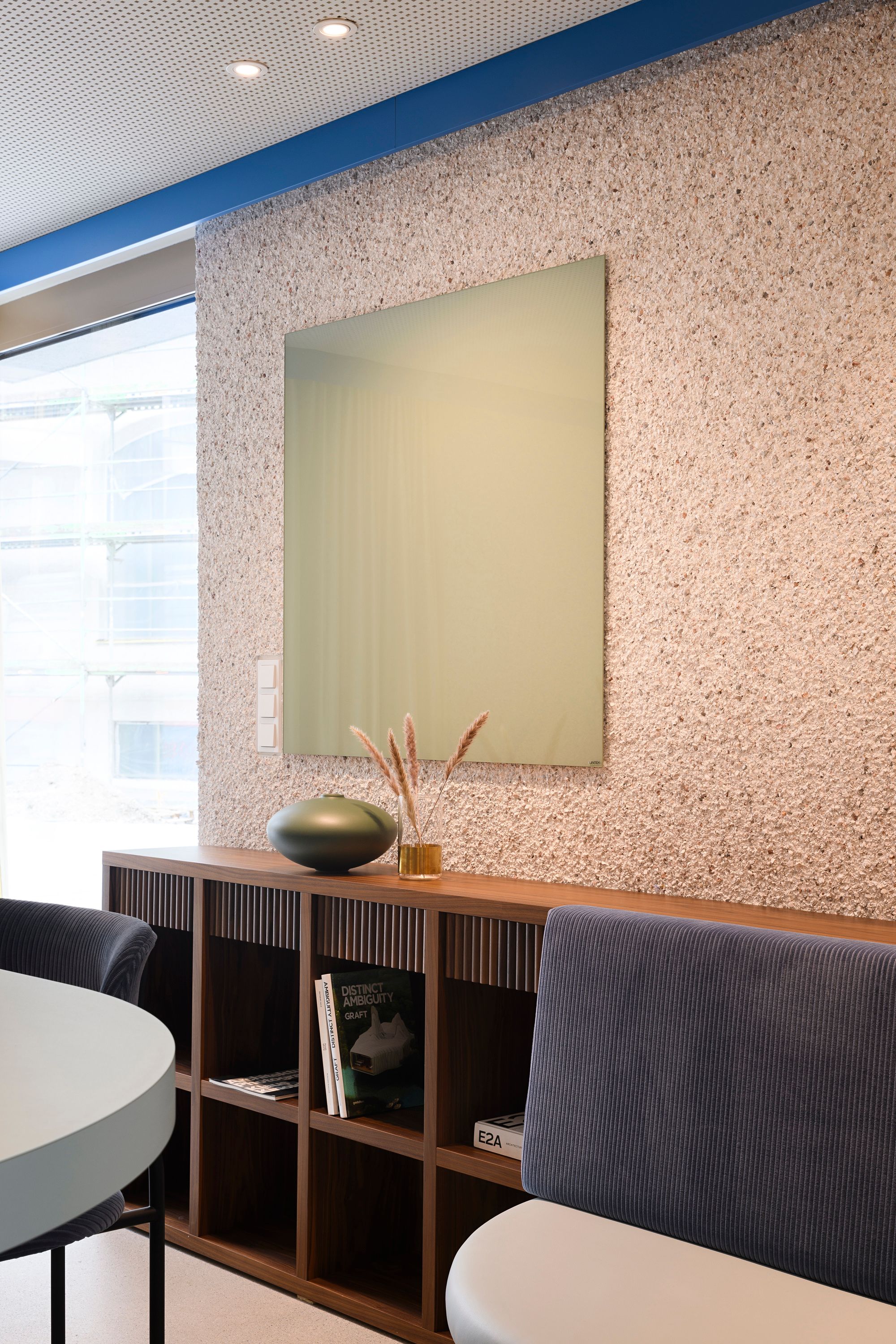 Der einladende Lounge-Bereich mit maßgefertigter Polsterung wurde von Stephanie Thatenhorst für die Kupa – Kitchen & Working Lounge entworfen.