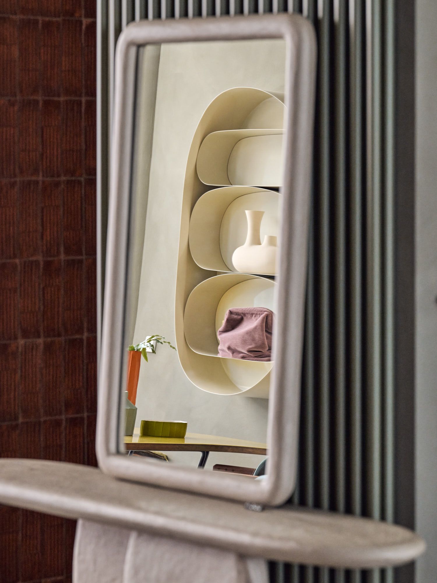 Dieses stilvolle Interior-Detail zeigt ein modernes Designobjekt im exklusiven Showroom von Stephanie Thatenhorst, das zeitlose Eleganz, hochwertige Materialien und anspruchsvolle Raumgestaltung vereint.