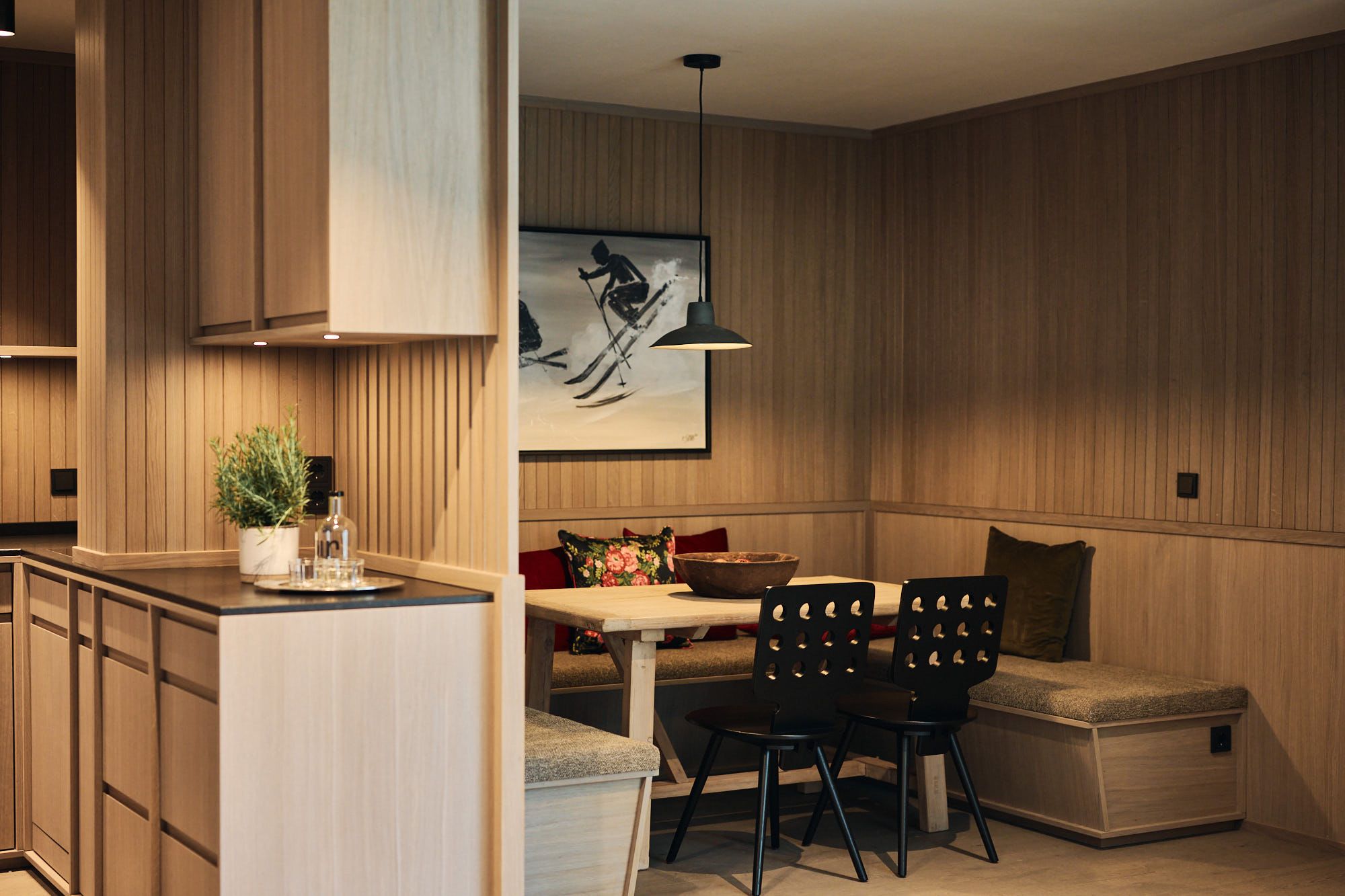 Die Essnische im Ullrhaus, gestaltet von Stephanie Thatenhorst, verbindet traditionelle Anmutung mit modernem Design und wohnlicher Intimität.