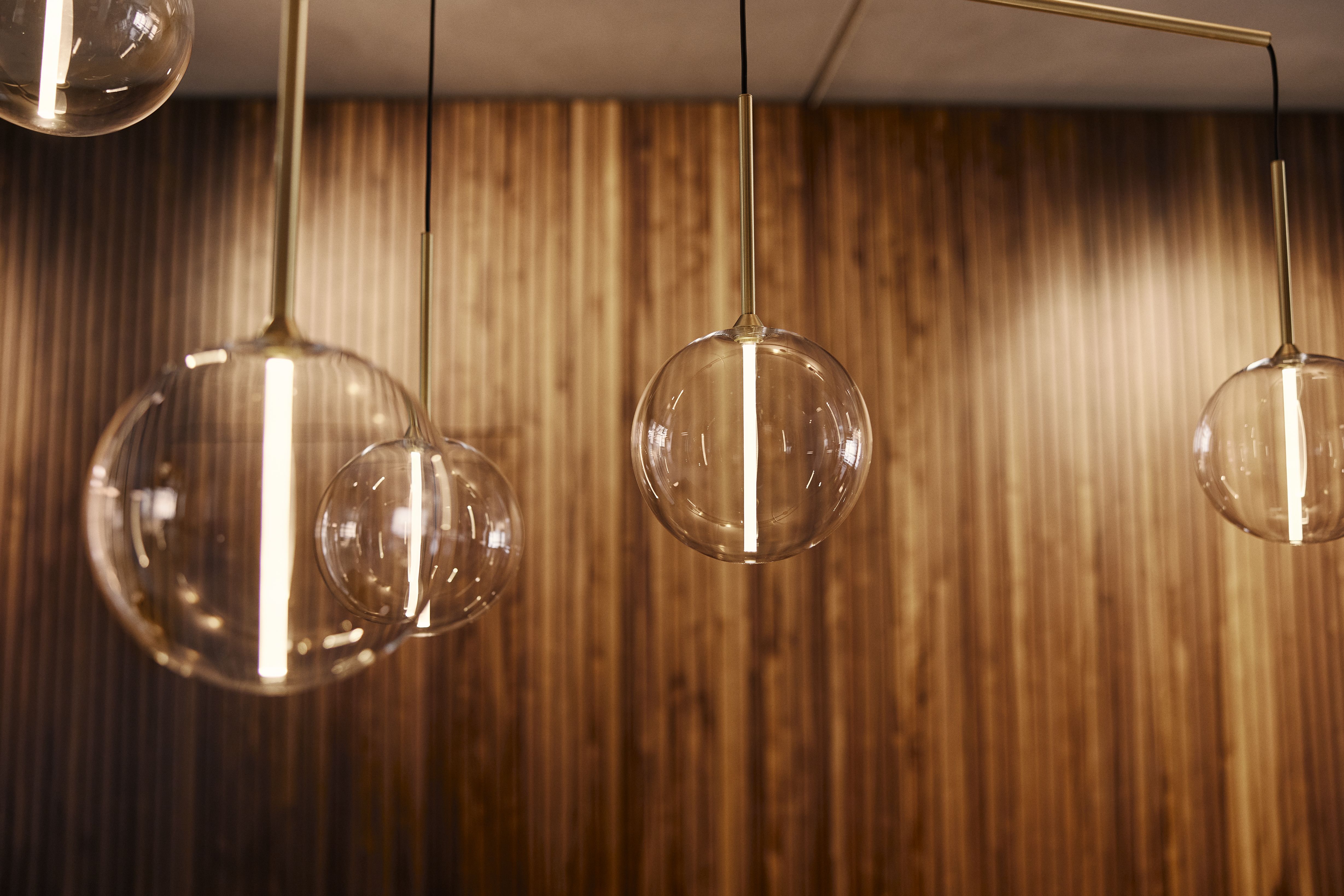 Designleuchten aus Glas setzen in der Praxis für Zahnmedizin in Kempten gezielte Lichtakzente und unterstützen eine angenehme Orientierung.