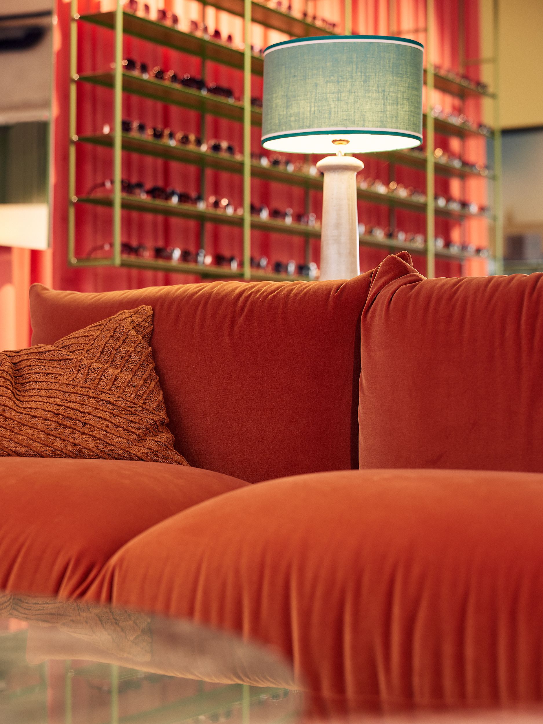Die samtige Sofenlandschaft in warmem Orange wurde von Stephanie Thatenhorst für Christian Bartels Optik designt.