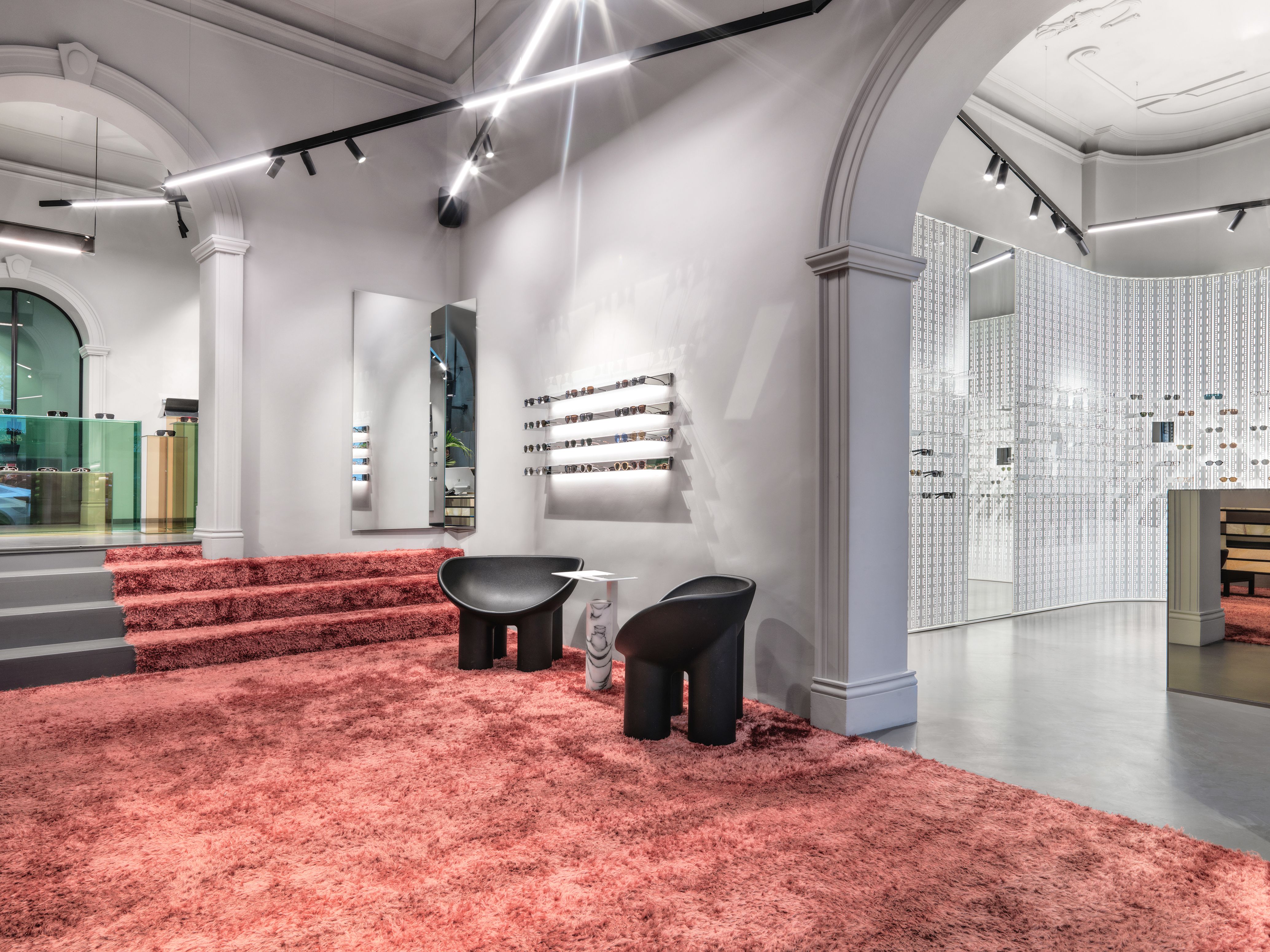 Die Loungezone im Mykita Shop München kombiniert durch Stephanie Thatenhorst weiche Texturen und moderne Lichtführung zu einem hochwertigen Markenmoment.