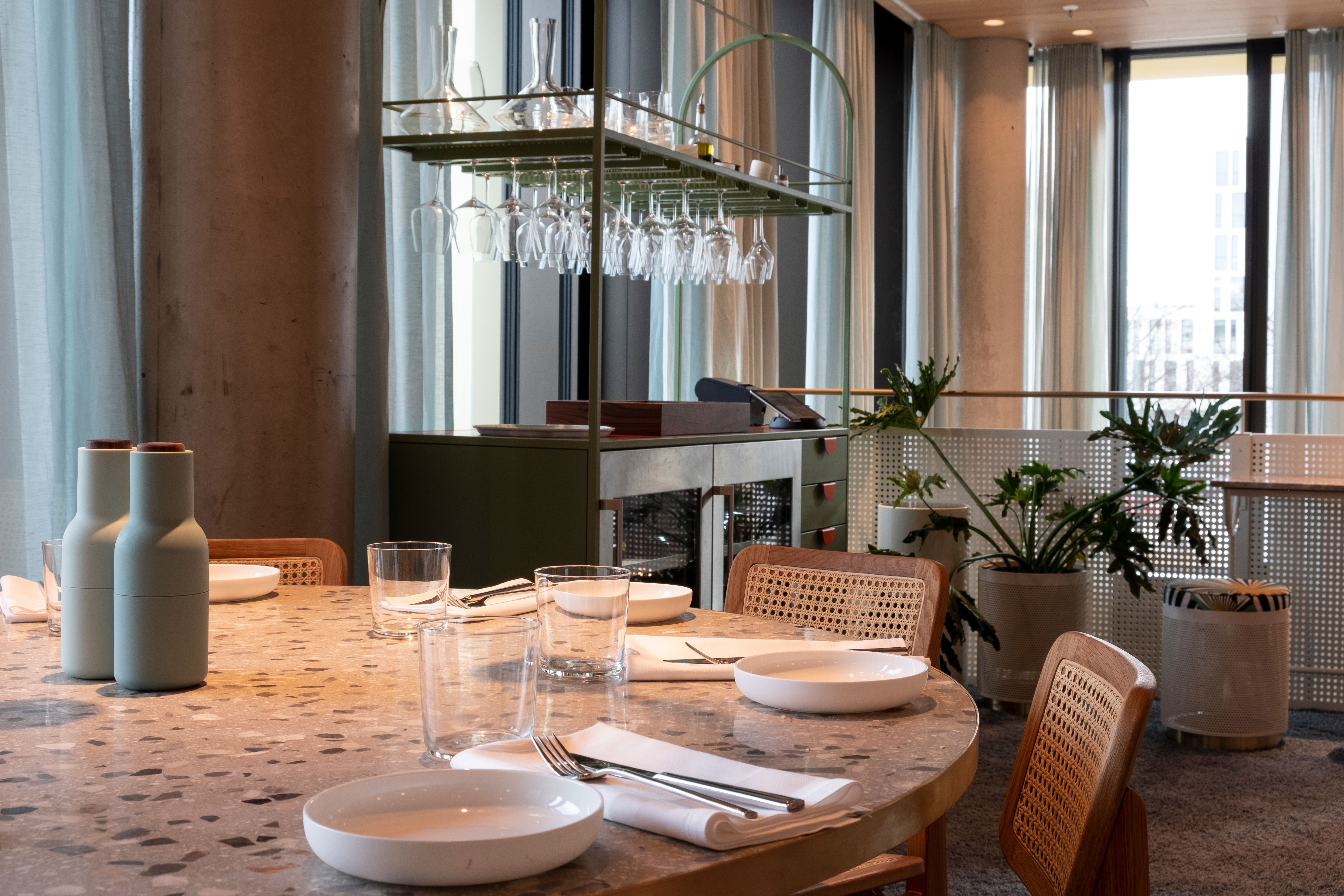 Die elegant eingedeckten Tische im Lilli P zeigen das moderne Interior-Design von Stephanie Thatenhorst mit raffiniertem Materialmix und warmen Farben.