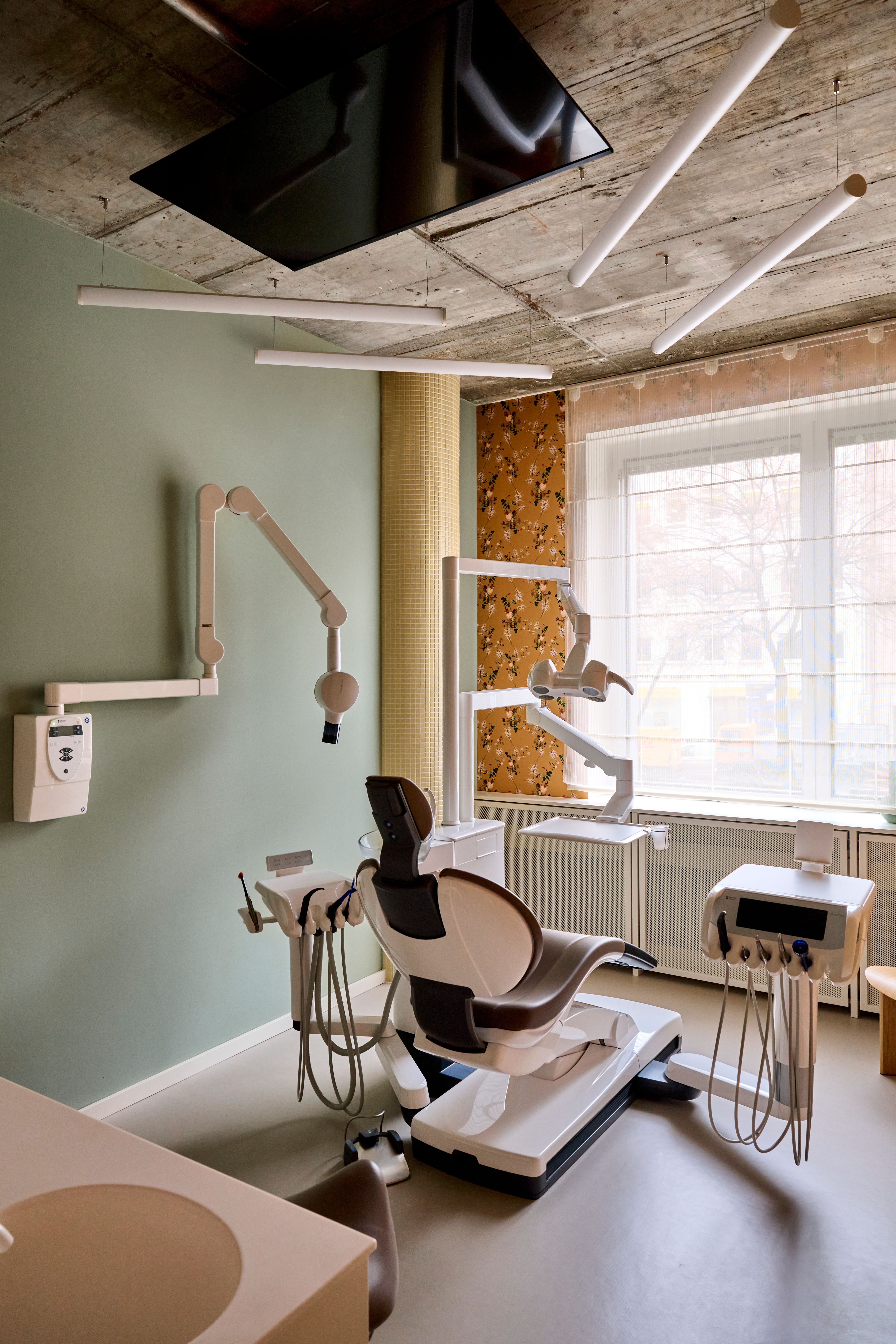 Modernes Zahnarztzimmer im Farbkonzept Salbei und Ocker, entworfen von Stephanie Thatenhorst für Lieblingszahnarzt.