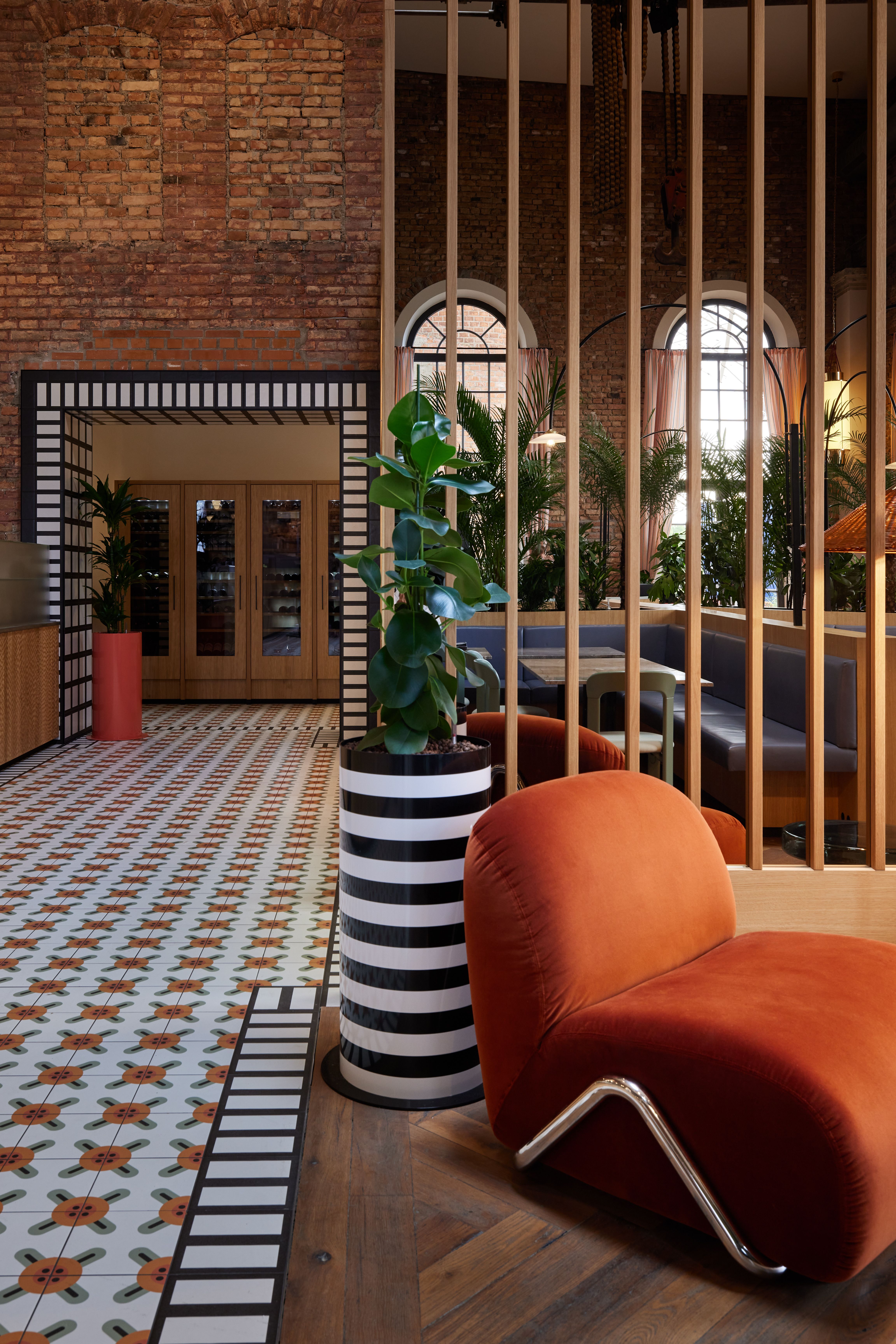 Die offene Barachse mit serieller Pendelleuchten-Taktung der Brasserie im Turbinenhaus Kolbermoor wurde von Stephanie Thatenhorst als rhythmische Lichtdramaturgie gestaltet.