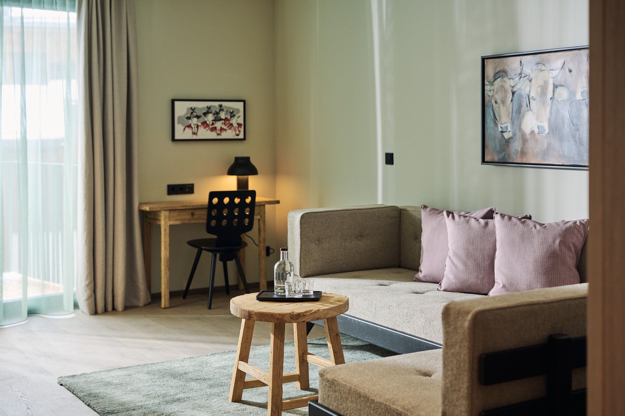 Stephanie Thatenhorst schafft im Ullrhaus – Hotel eine ruhige Wohnatmosphäre mit natürlichen Materialien und zurückhaltender Kunst.