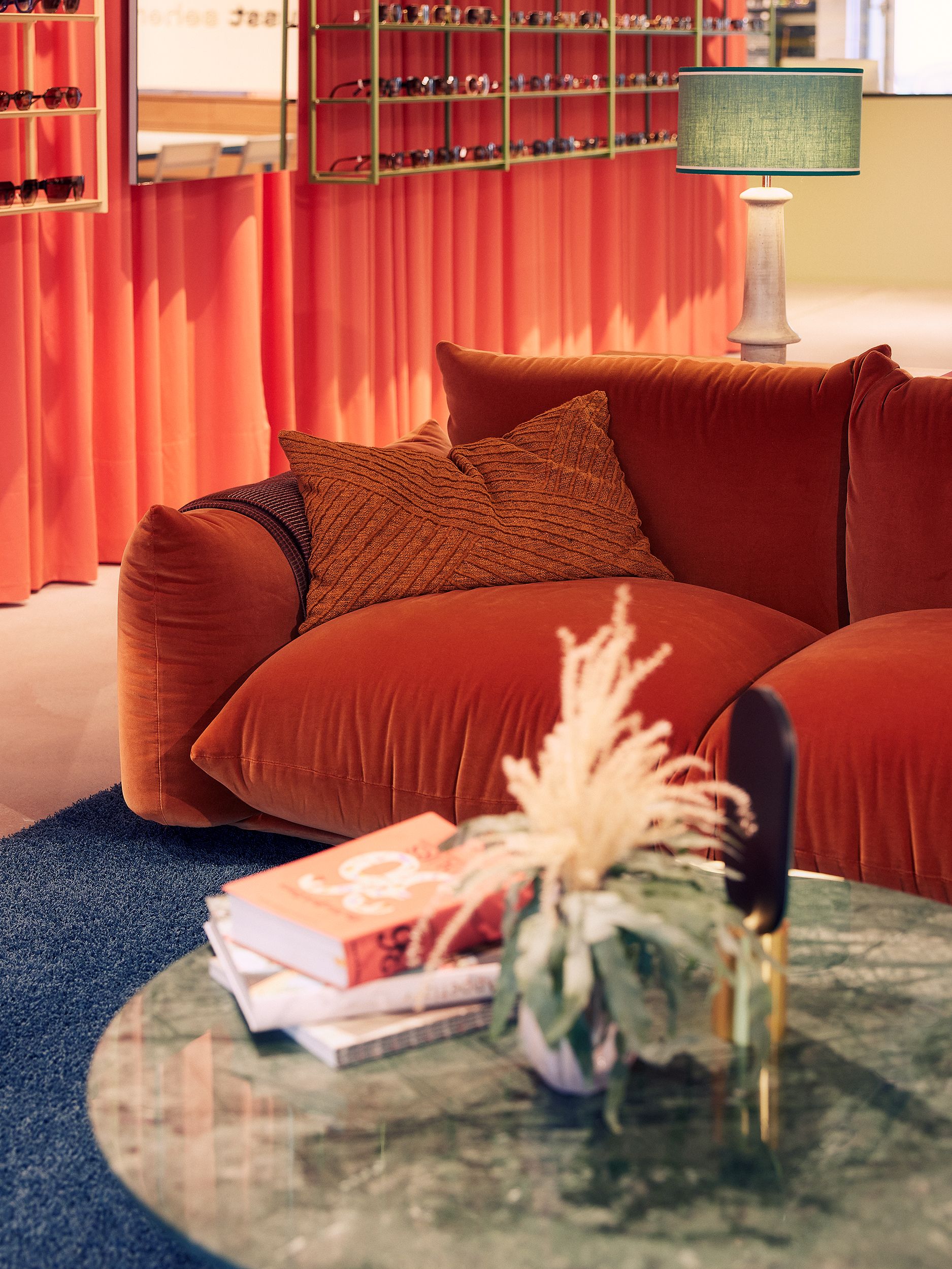 Die detailverliebte Sofaszene mit Styling-Accessoires wurde von Stephanie Thatenhorst für Christian Bartels Optik kuratiert.