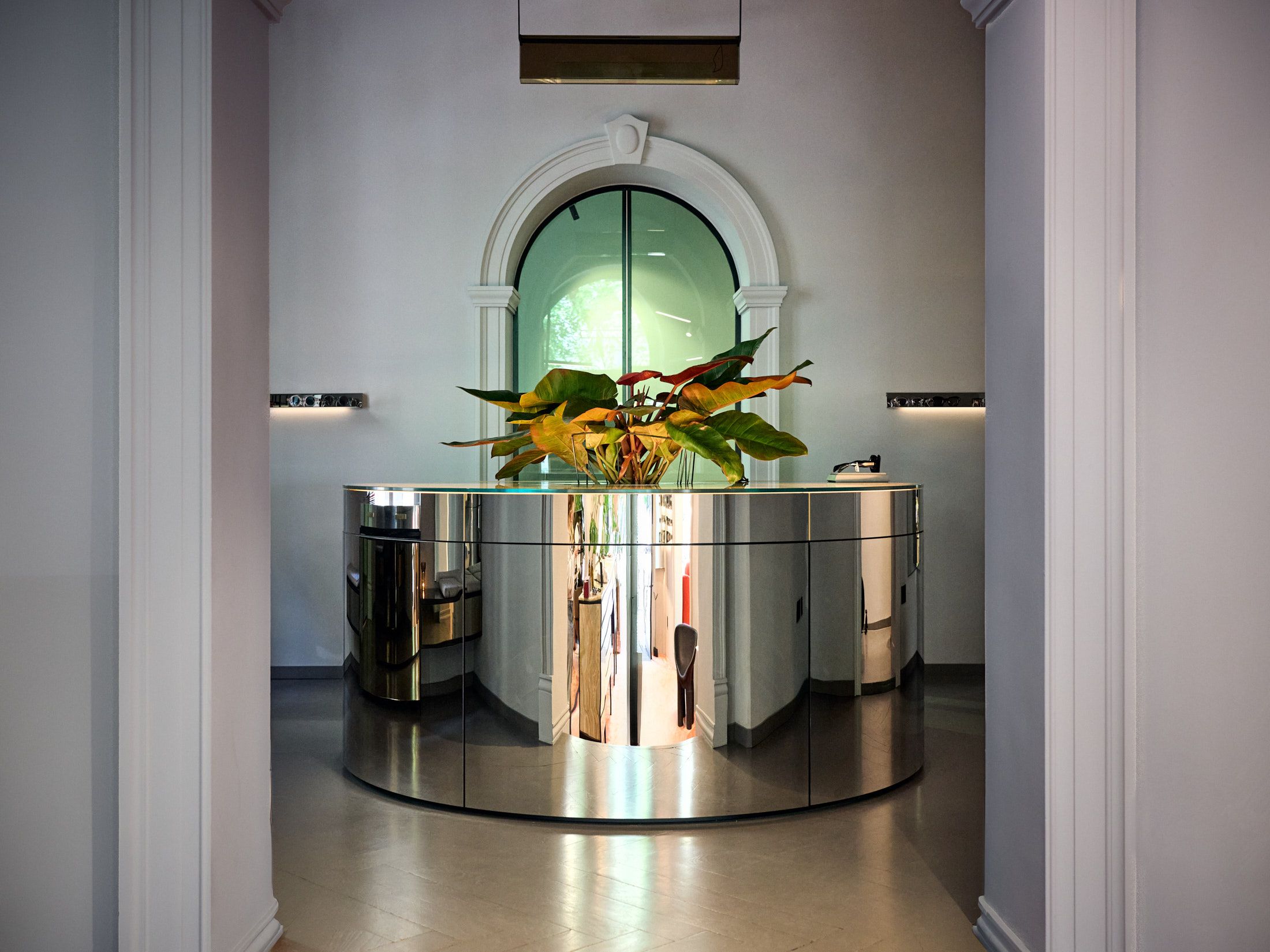 Die Außenansicht des Mykita Shops München zeigt die von Stephanie Thatenhorst gestaltete Symbiose aus historischem Gemäuer und modernem Eyewear-Design.