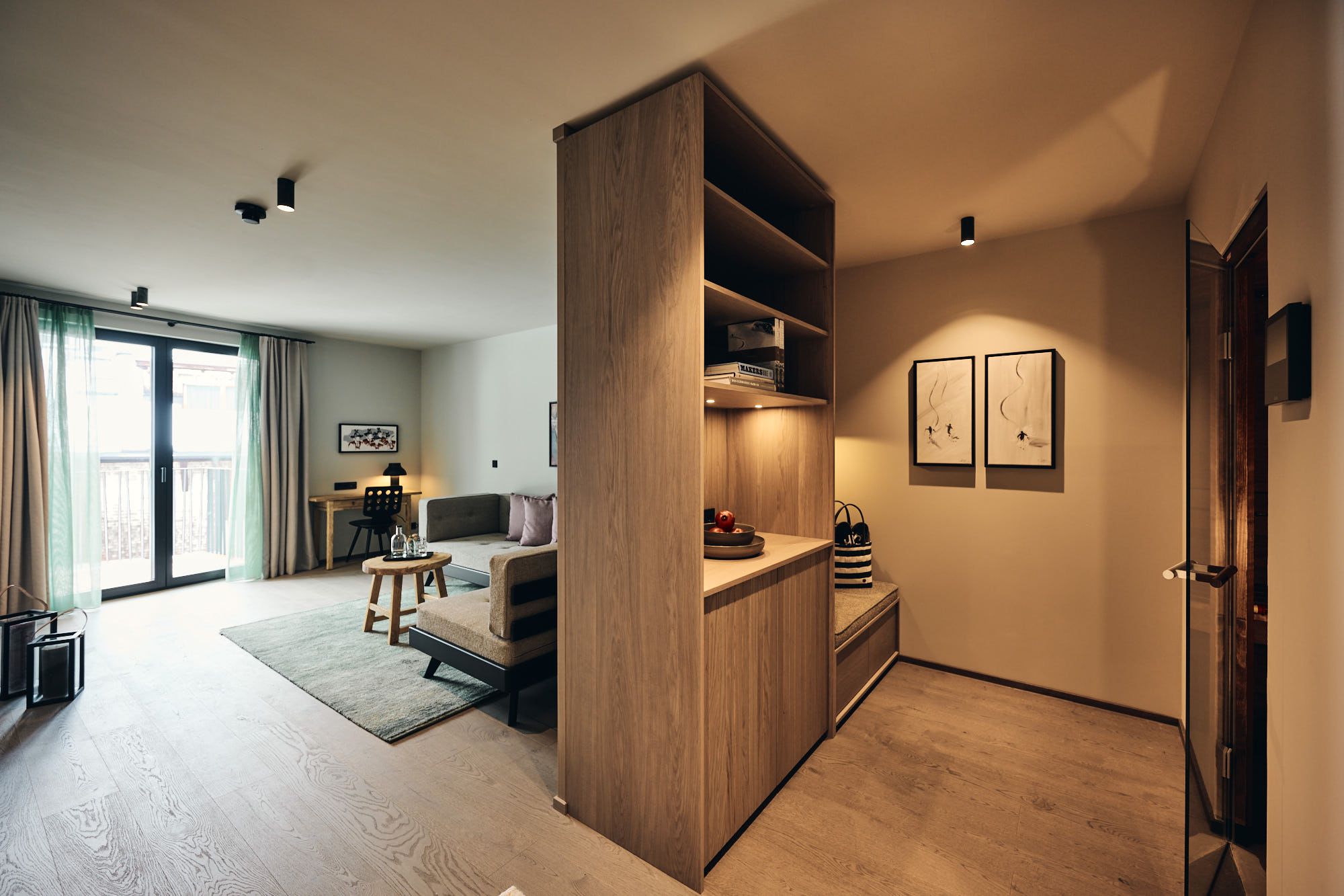 Die Kombination aus hellem Holz und funktionaler Architektur im Ullrhaus – Hotel spiegelt Stephanie Thatenhorsts modernes alpines Gestaltungskonzept wider.