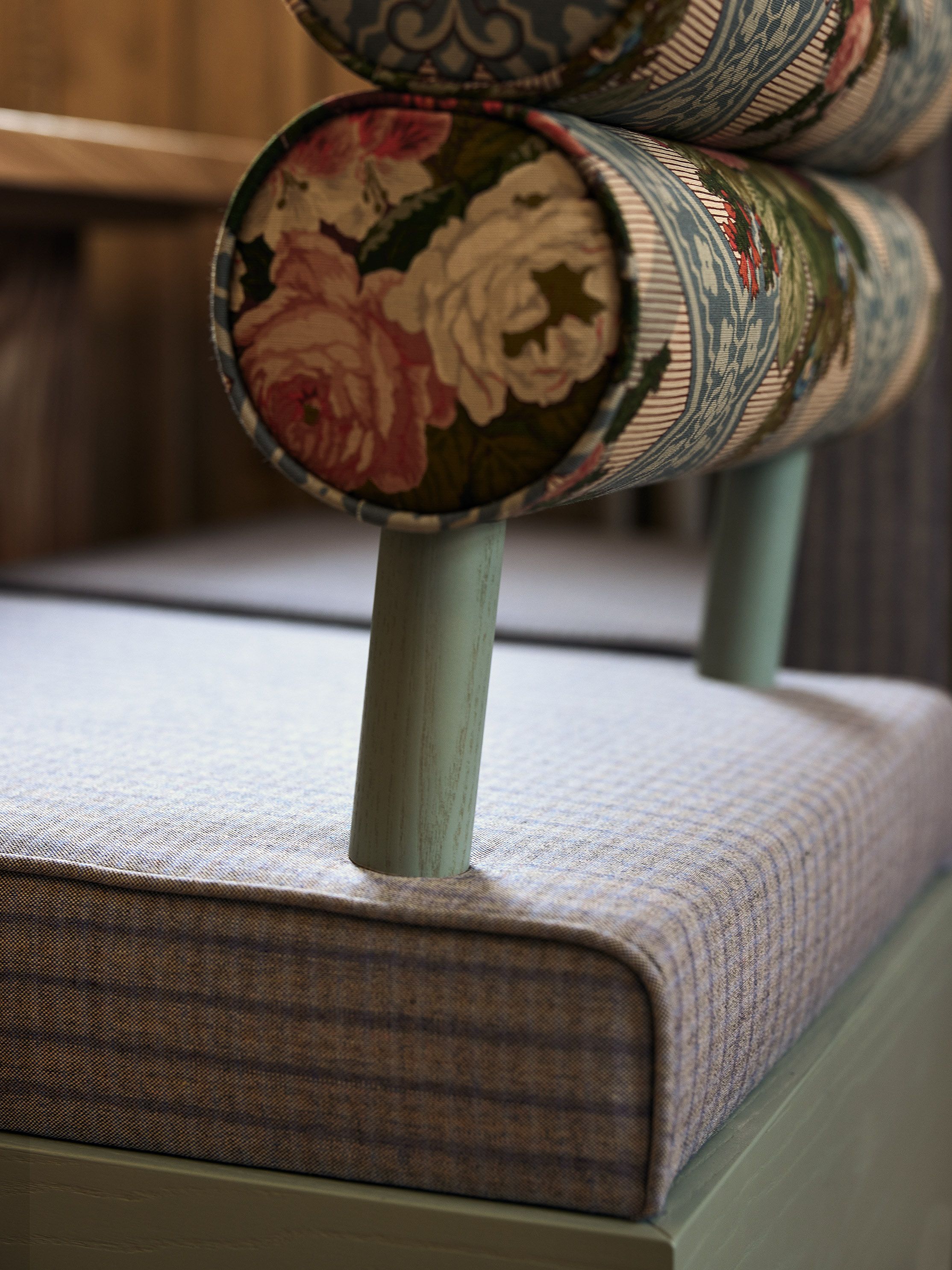 Hochwertige Polsterdetails und sorgfältig gefertigte Materialien zeigen den Anspruch an Qualität und Komfort im Gastraum.