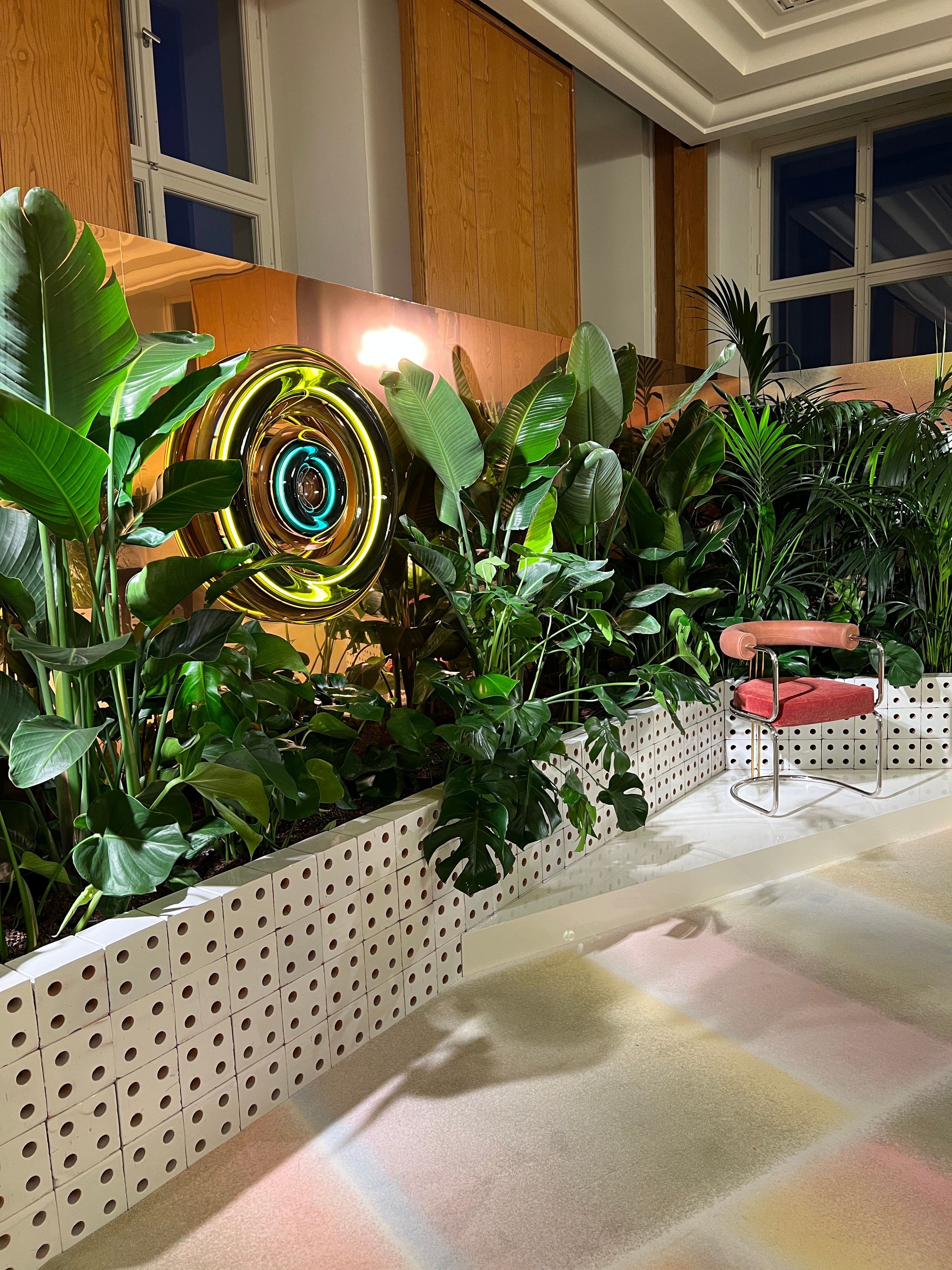 Dieses Bild zeigt die harmonische Kombination aus Pflanzenarchitektur und ikonischem Sessel, wie sie Stephanie Thatenhorst für AD New Perspectives inszenierte.