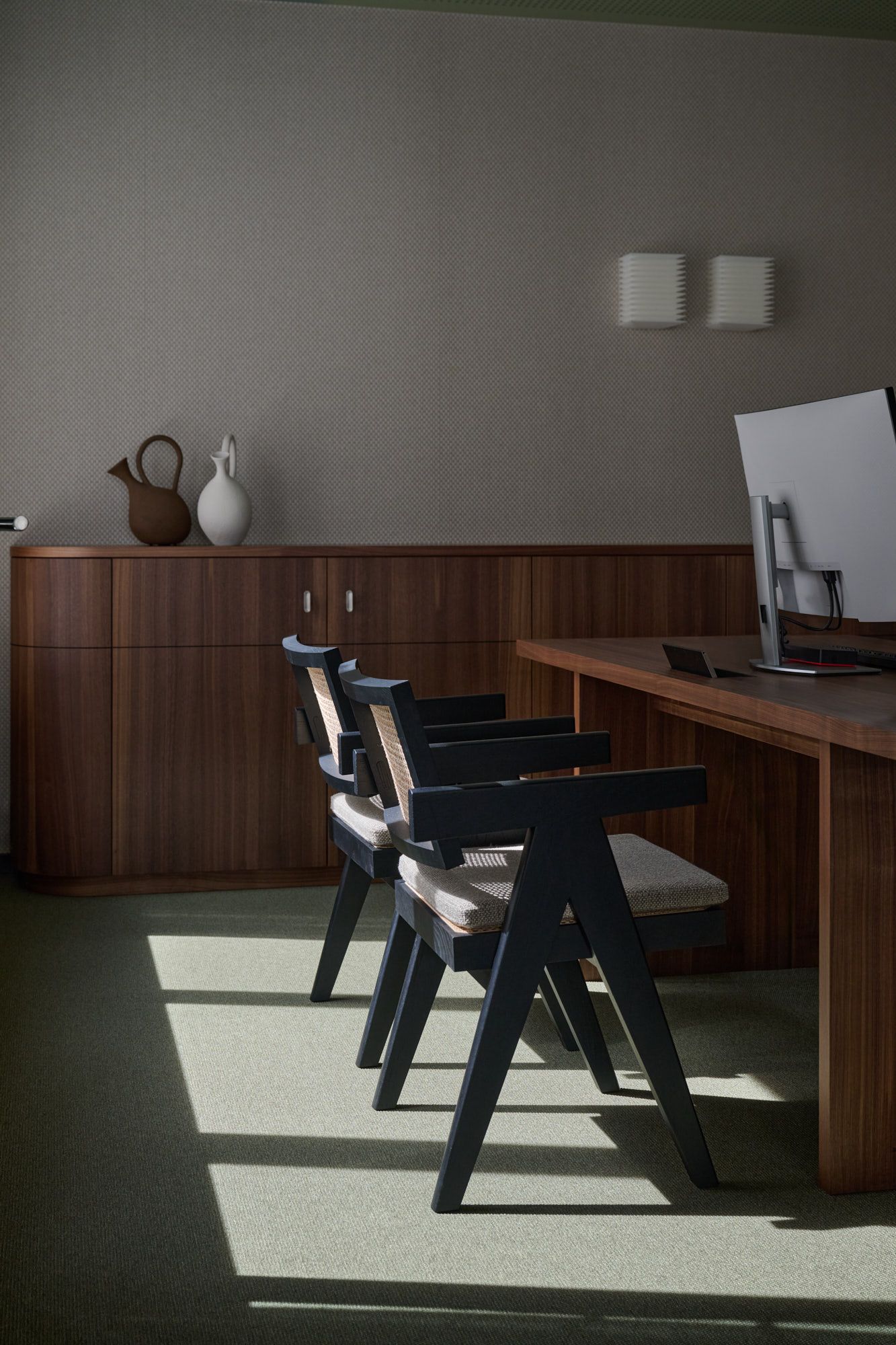 Mit warmen Holztönen, grafischen Möbelkonturen und fein abgestimmten Accessoires gestaltet Stephanie Thatenhorst im Büro Hass Dross Theiss einen stilvollen und ruhigen Arbeitsbereich.