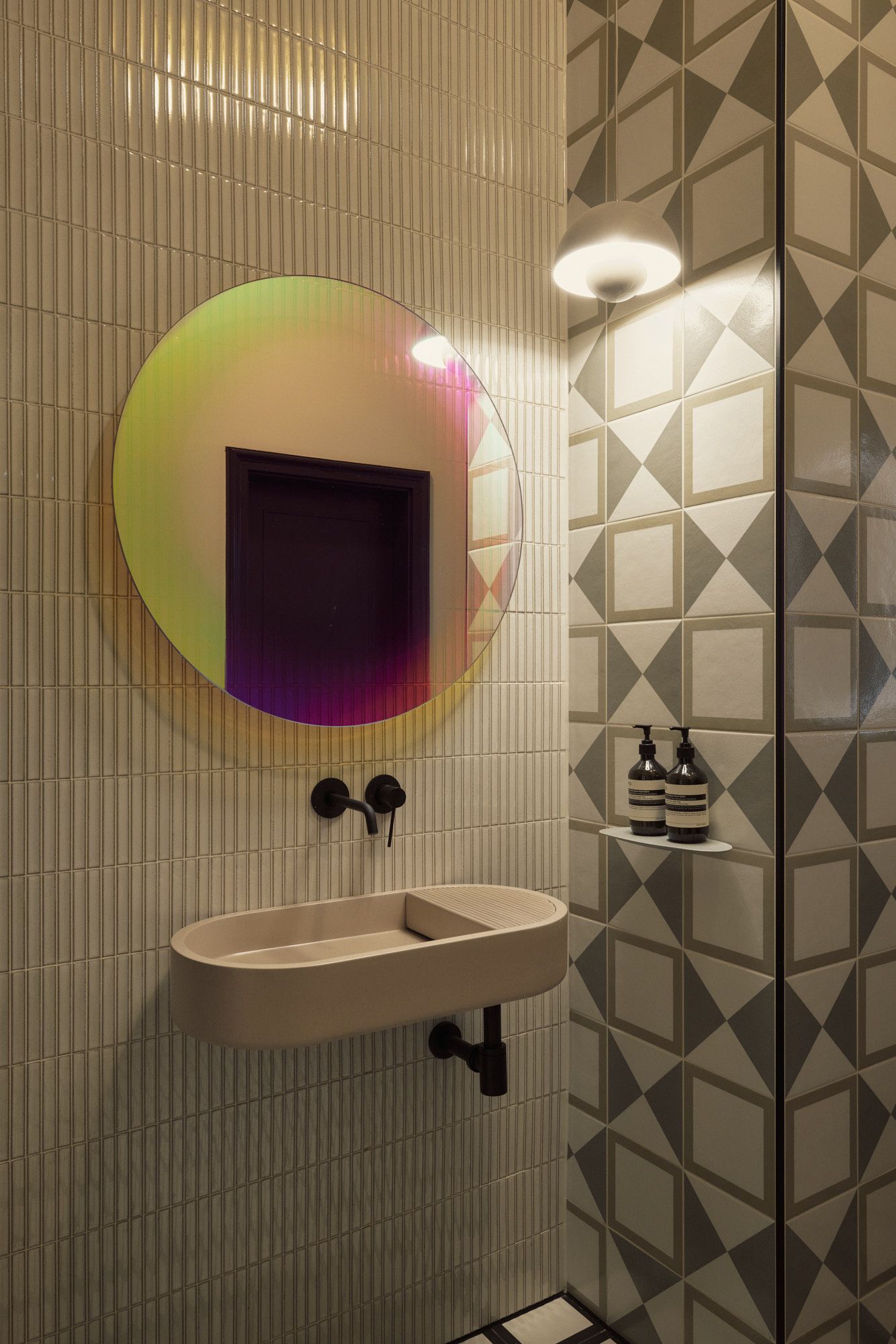 Detailaufnahme eines farbveredelten Spiegels in einem modernen Bad, entworfen von Stephanie Thatenhorst Interior Design Office.