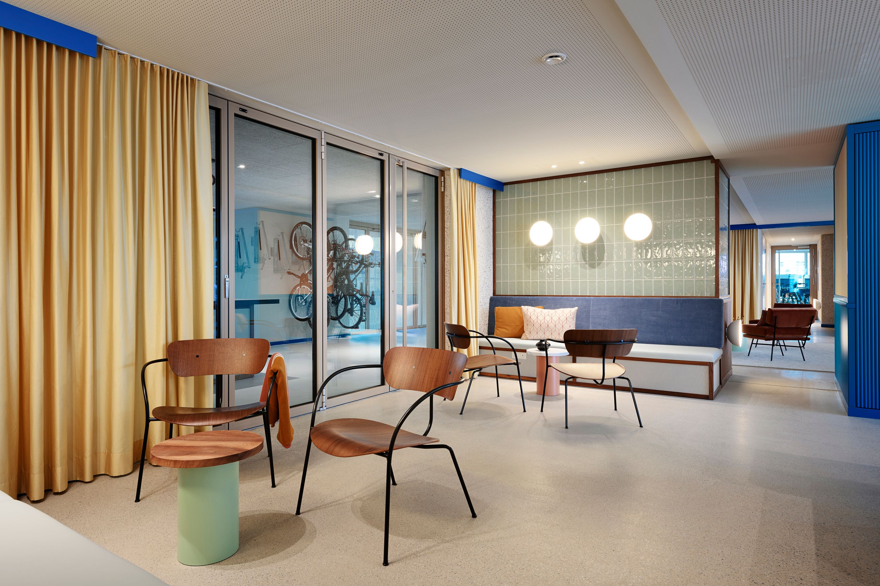 Der lichtdurchflutete Aufenthaltsraum mit grüner Fliesenwand wurde von Stephanie Thatenhorst designt und ergänzt das harmonische Raumkonzept der Kupa – Kitchen & Working Lounge.