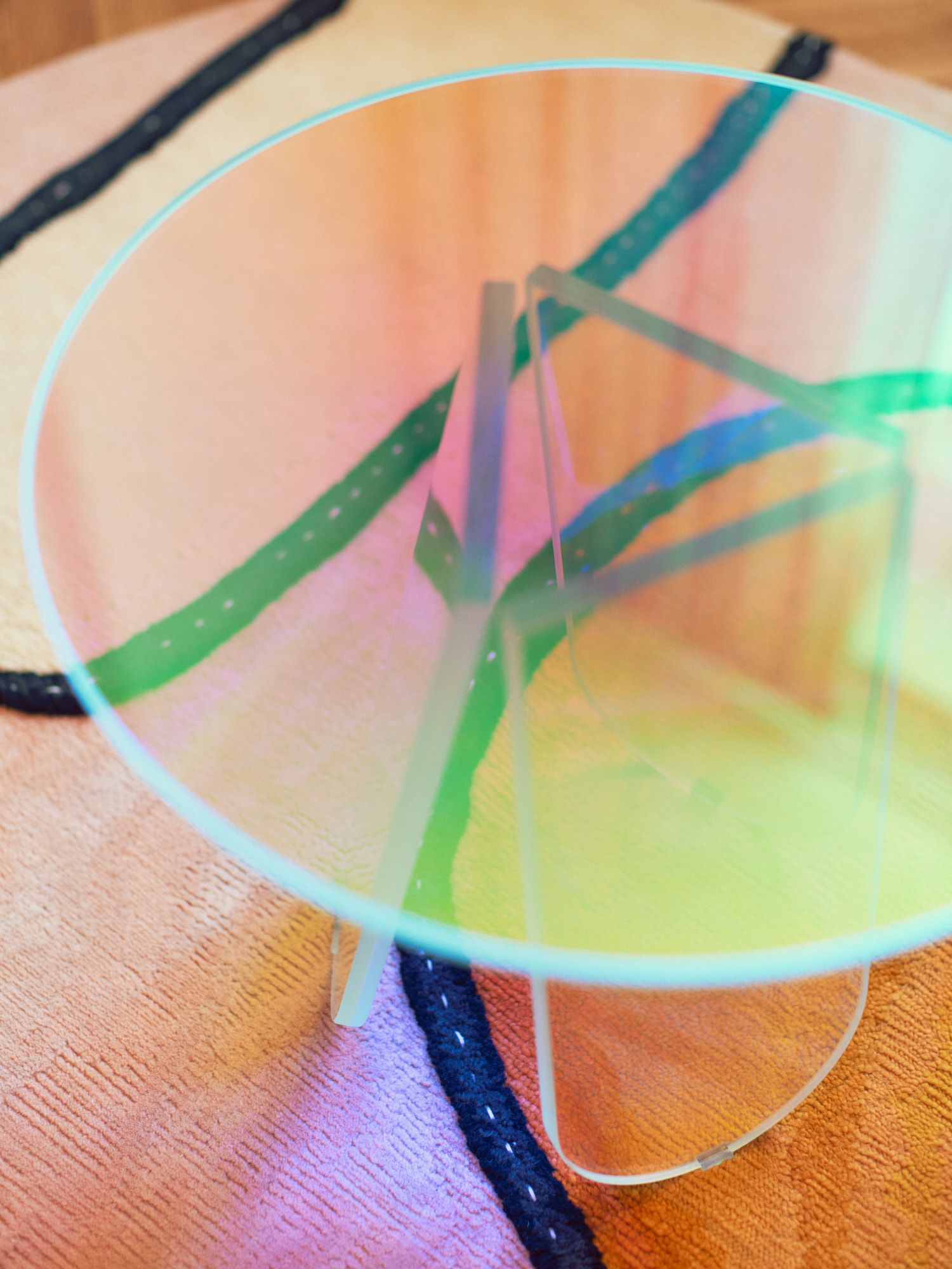 Moderner Design-Beistelltisch aus Glas als skulpturales Statement im Interior-Konzept von Stephanie Thatenhorst Interior Design Office.