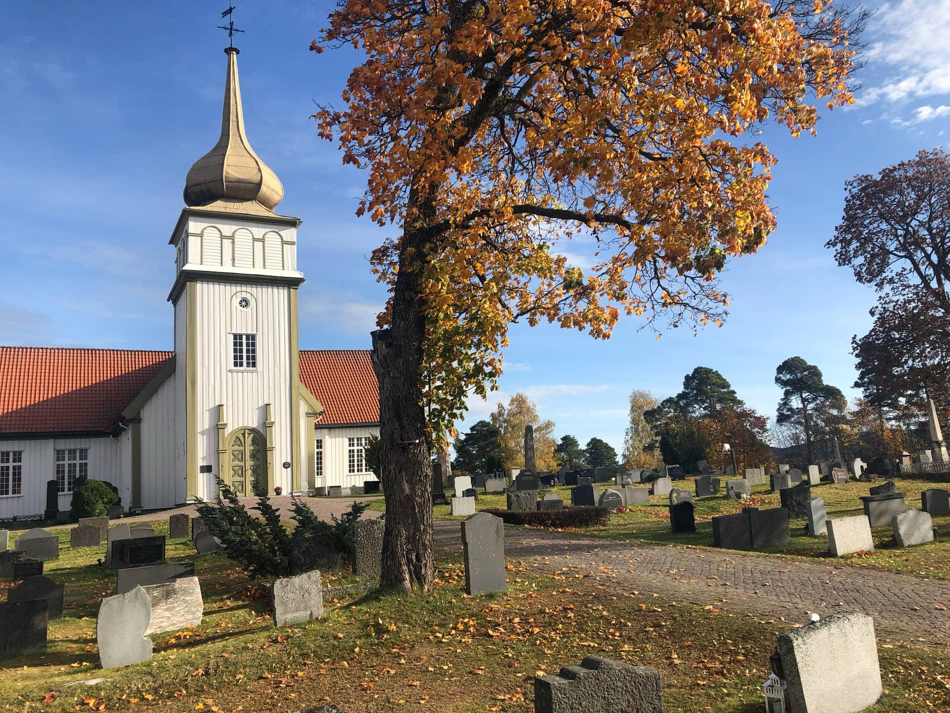 Kongsvinger kirke i strålende høstvær
